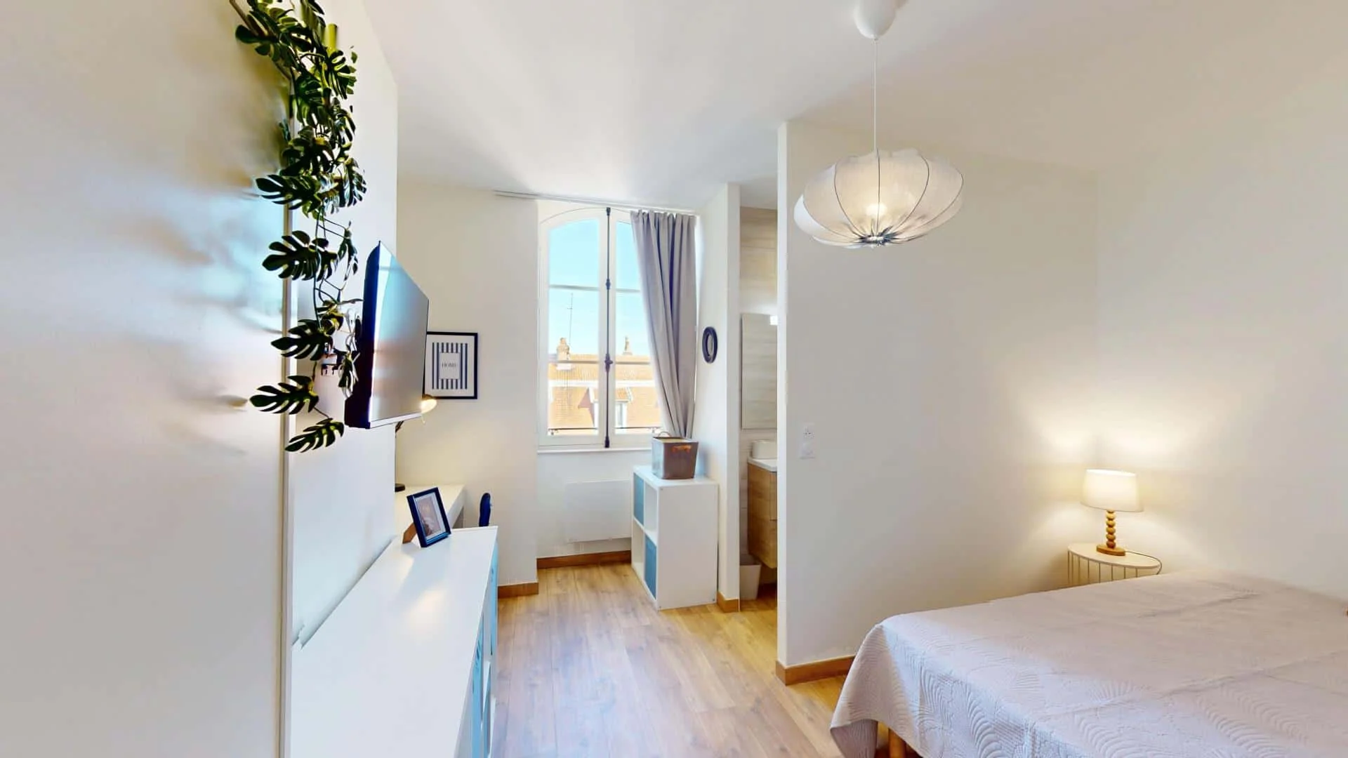 Student-friendly room in  with modern amenities