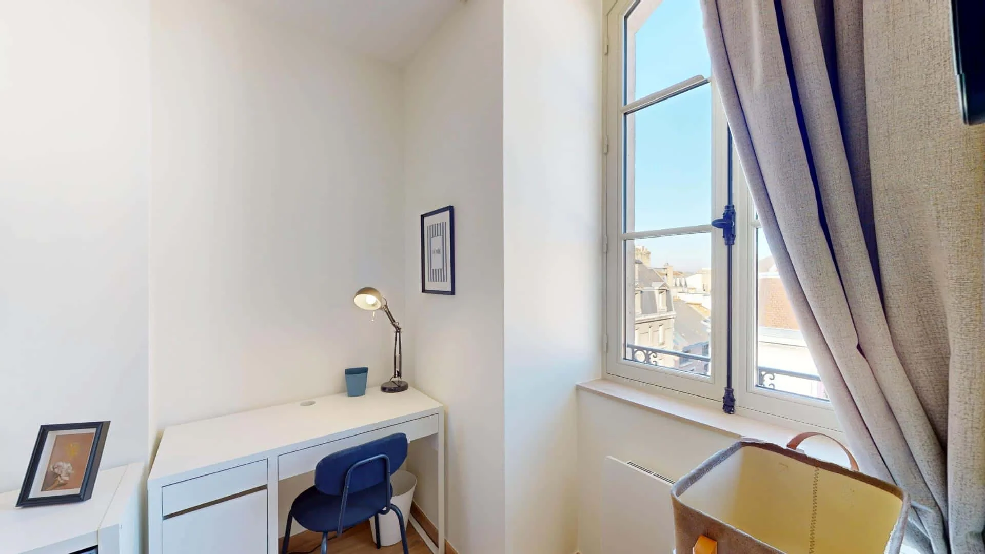 Functional student room perfect for studying in 