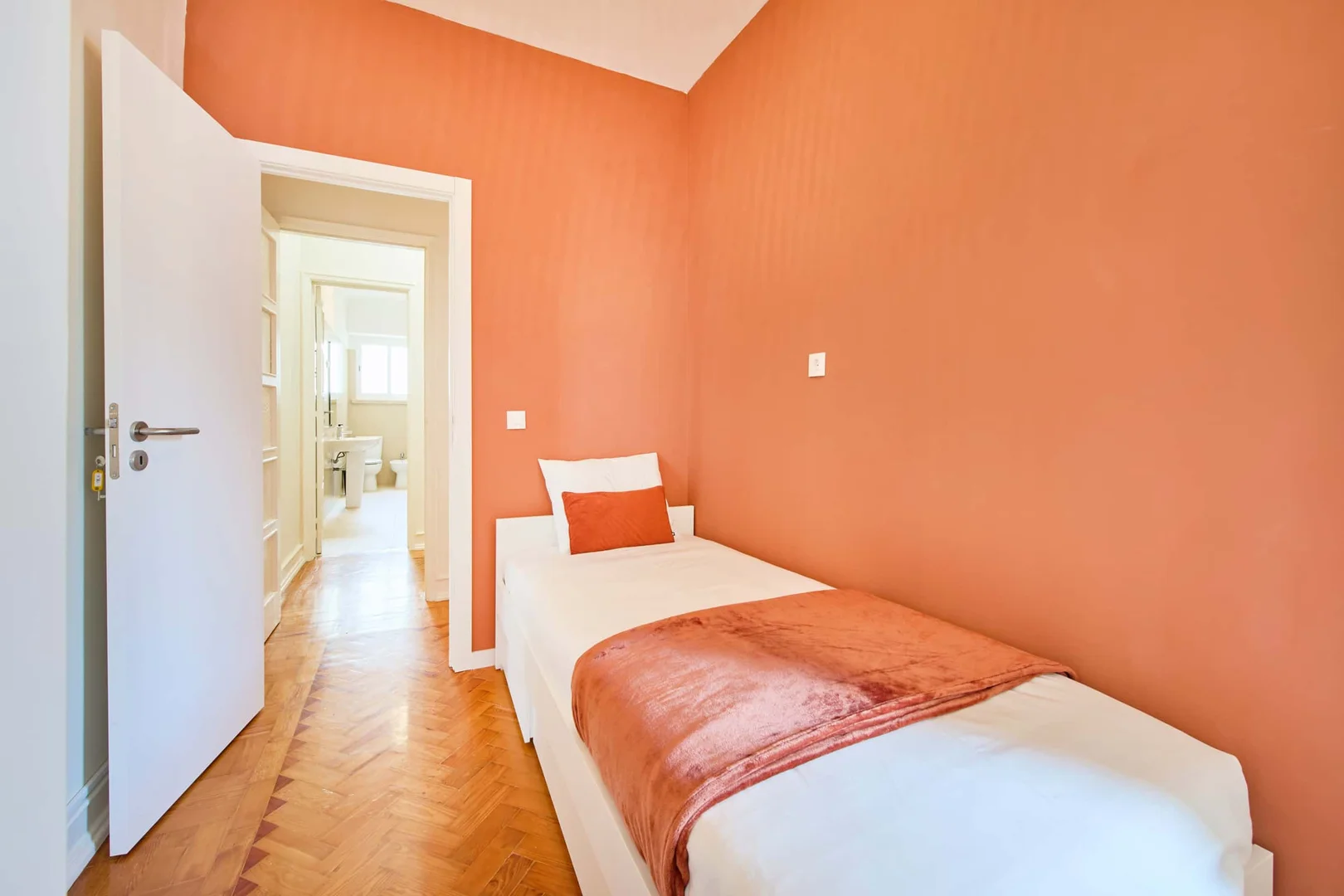 Chambre confortable pour étudiants disponible dans 
