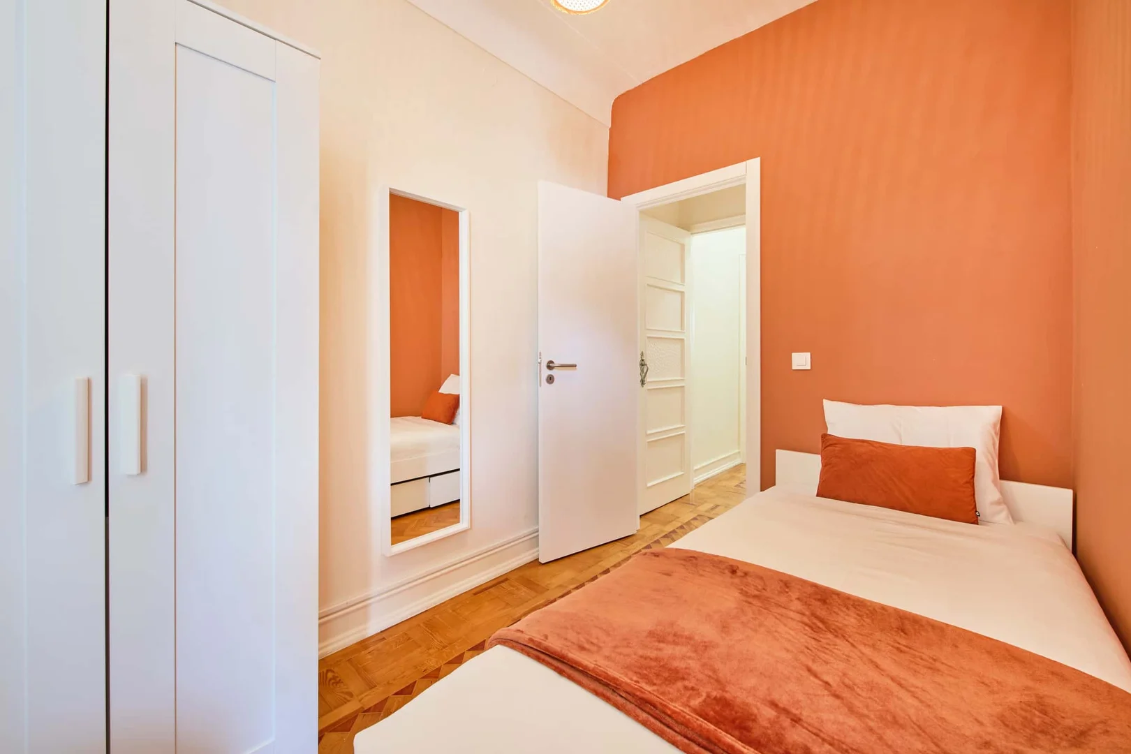 Chambre abordable pour les étudiants avec un bon éclairage dans 
