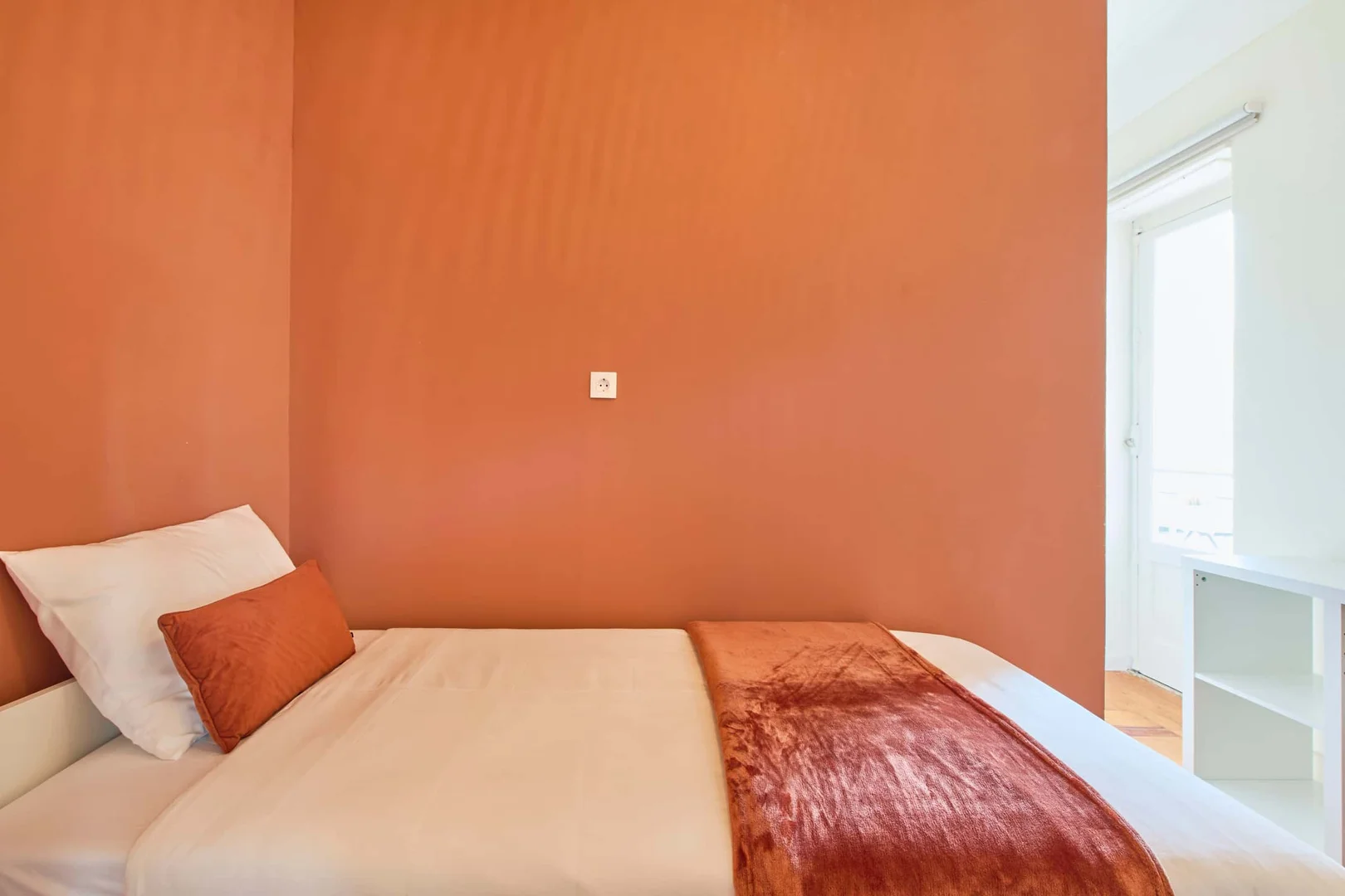 Chambre abordable pour les étudiants avec un bon éclairage dans 
