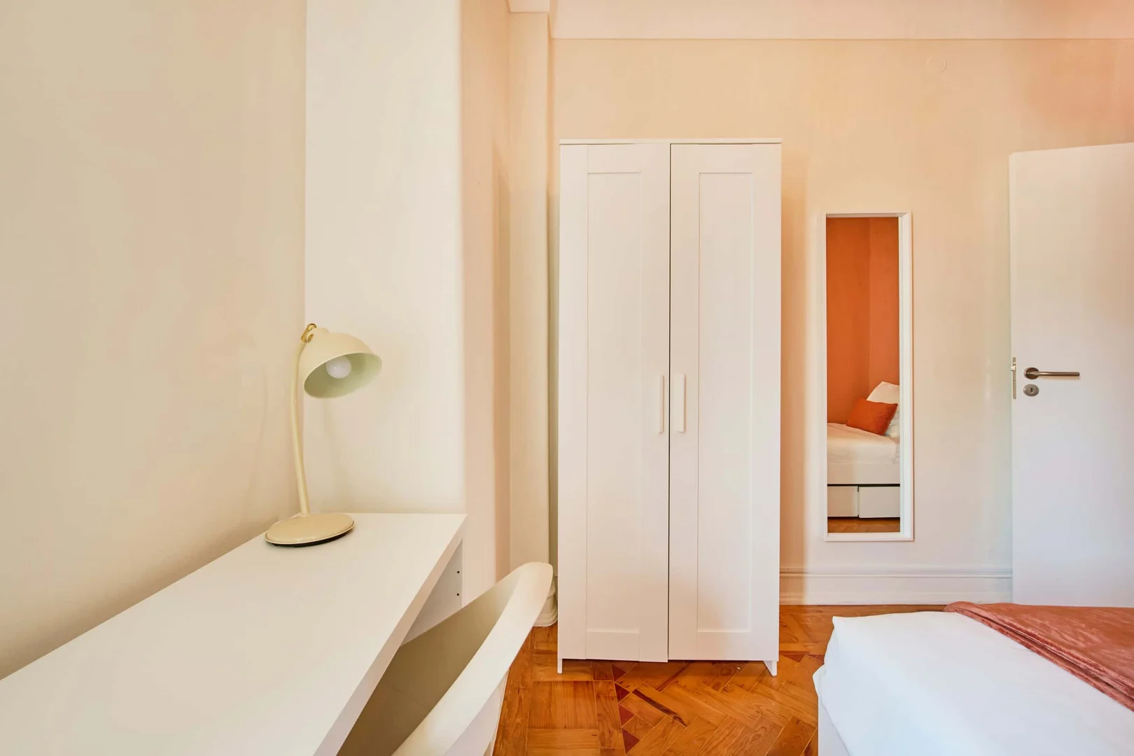 Chambre d'étudiant à  avec espace d'étude et installations communes