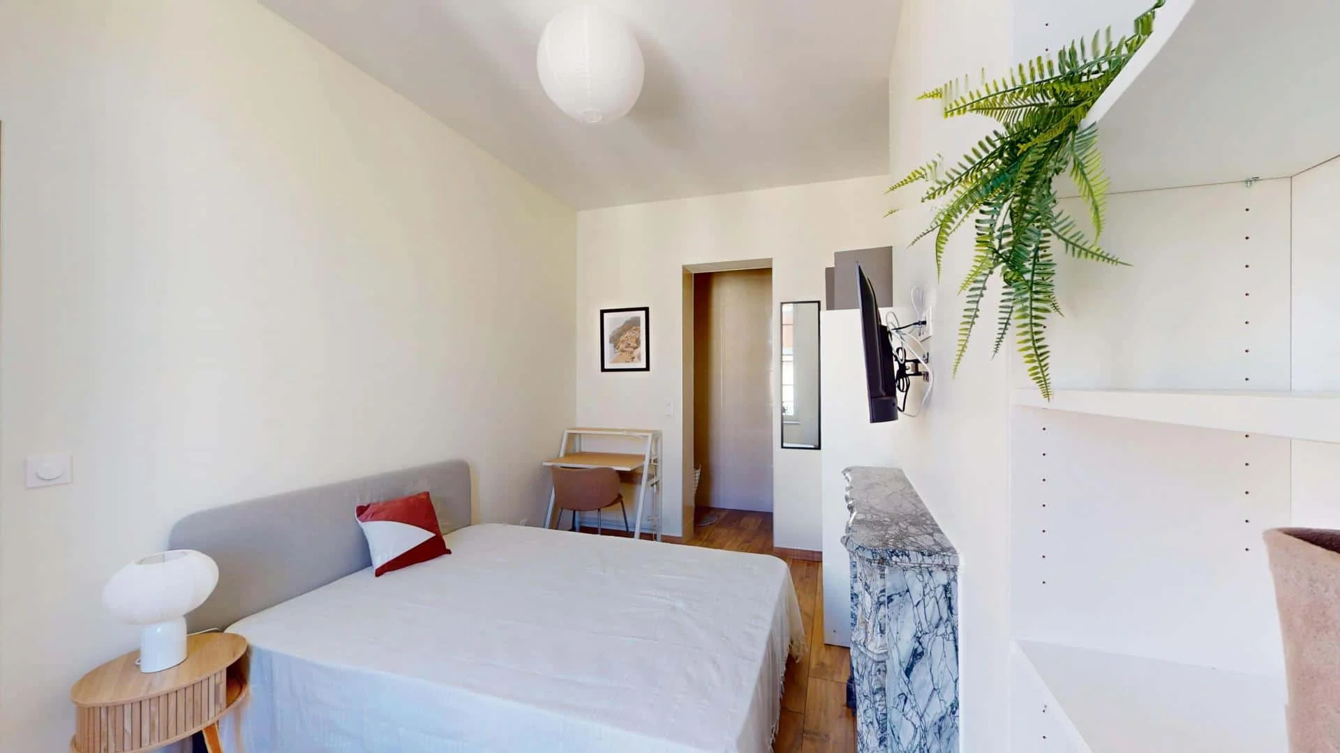 Bright and airy student room with easy university access in 