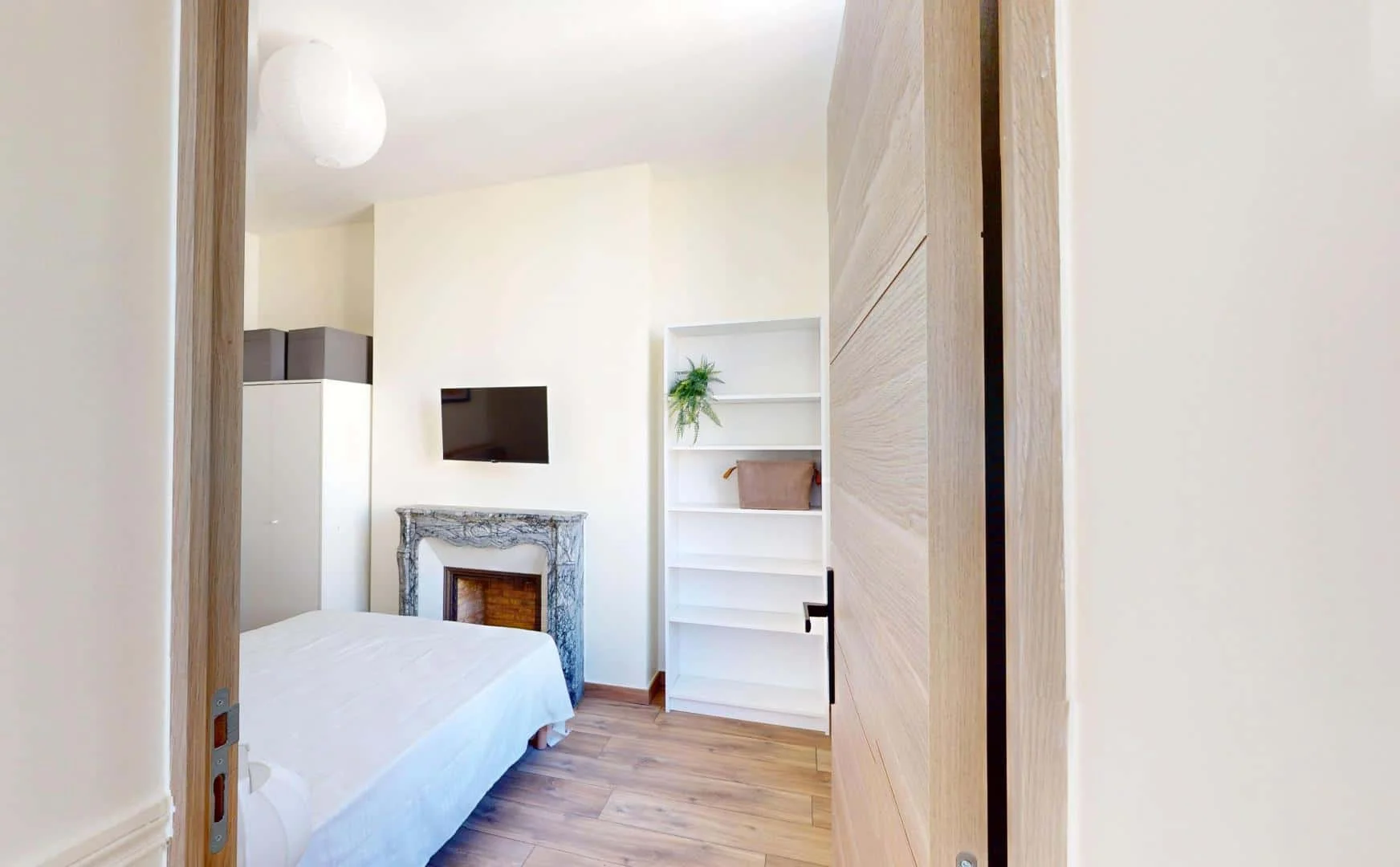 Bright and airy student room with easy university access in 