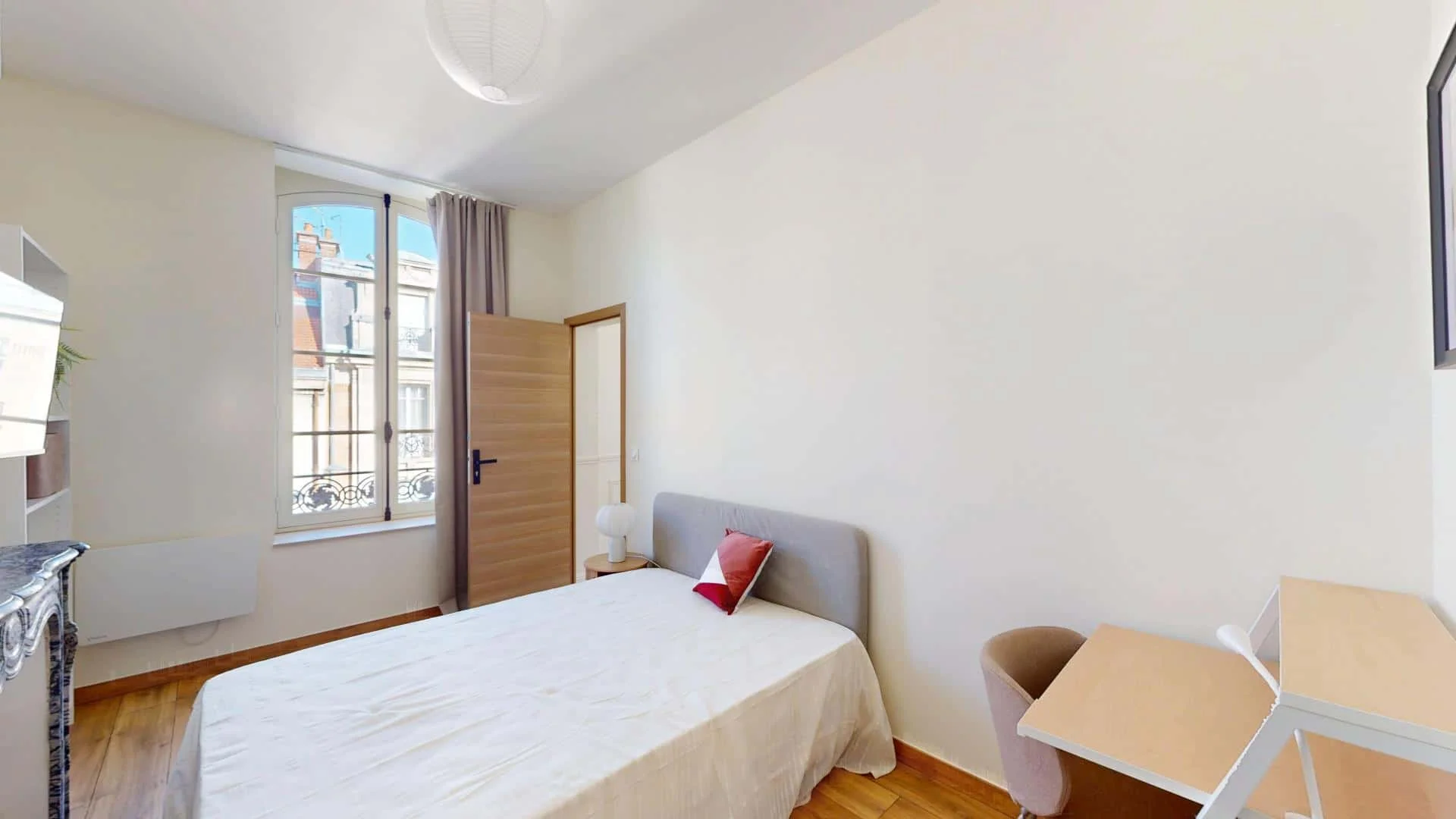 Bright and airy student room with easy university access in 