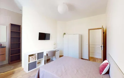 Bright private room in {area}