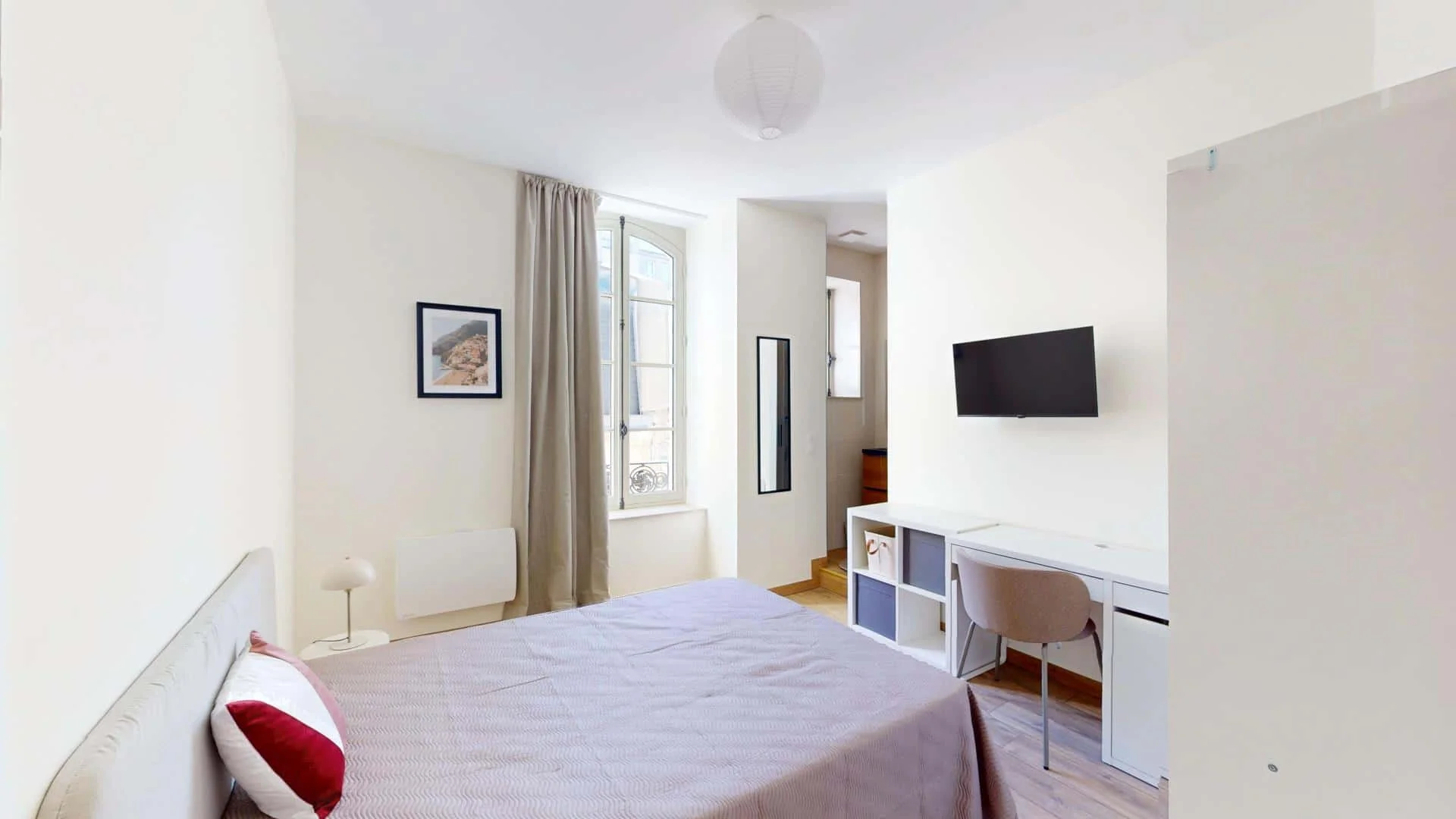 Bright and airy student room with easy university access in 