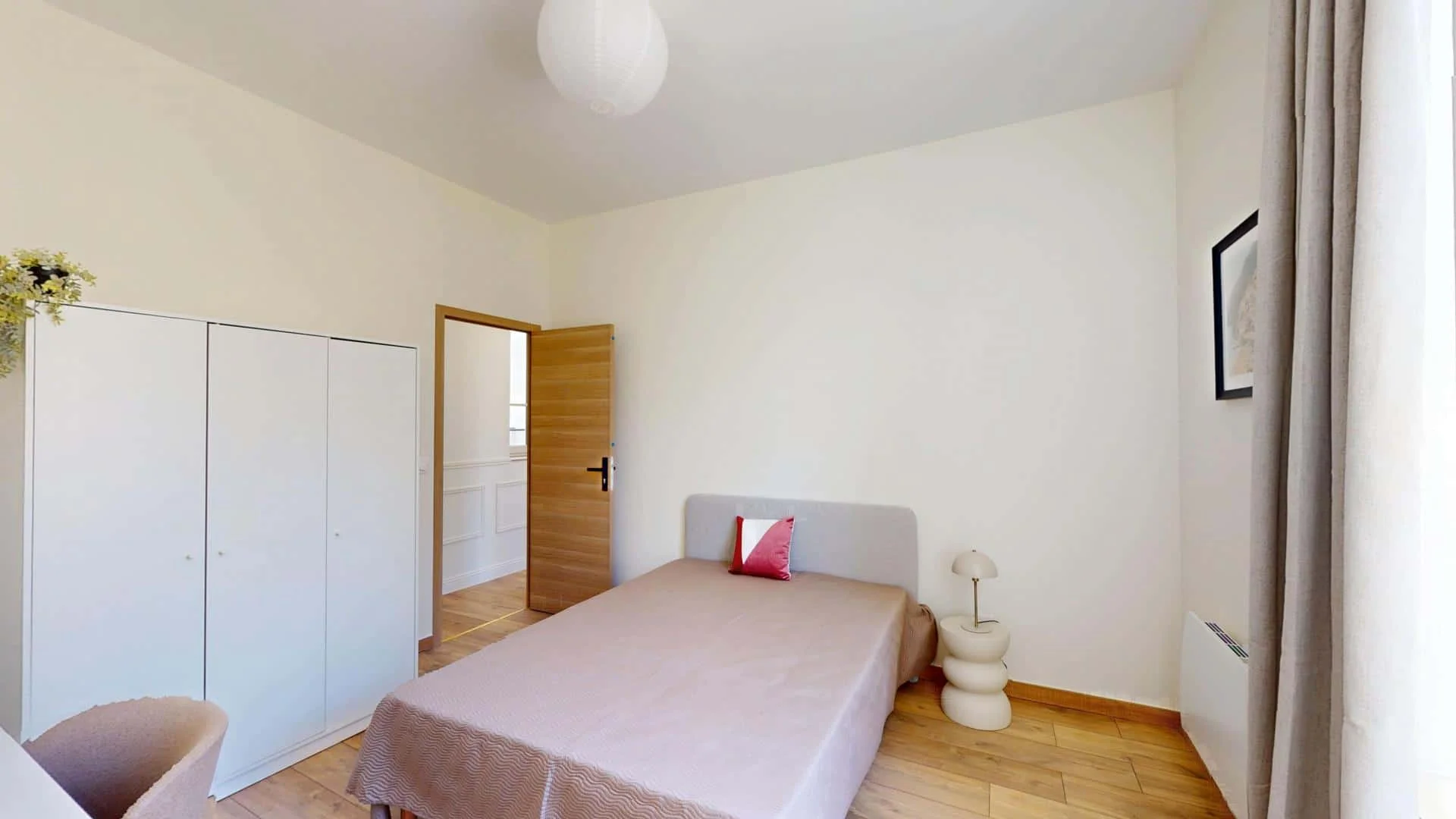 Comfortable and spacious student room in 