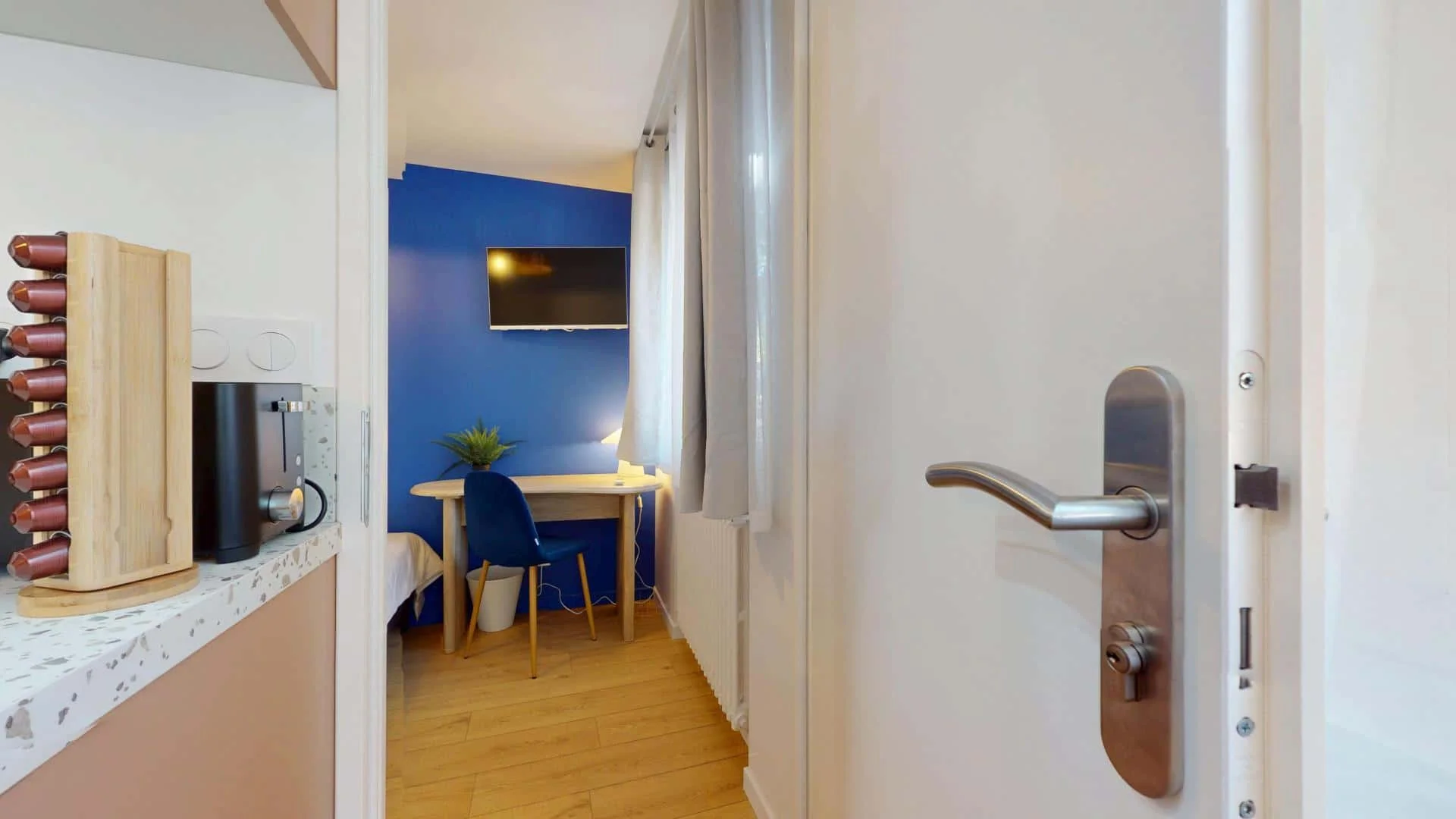 Habitación estudiantil luminosa y aireada con fácil acceso a la universidad en 