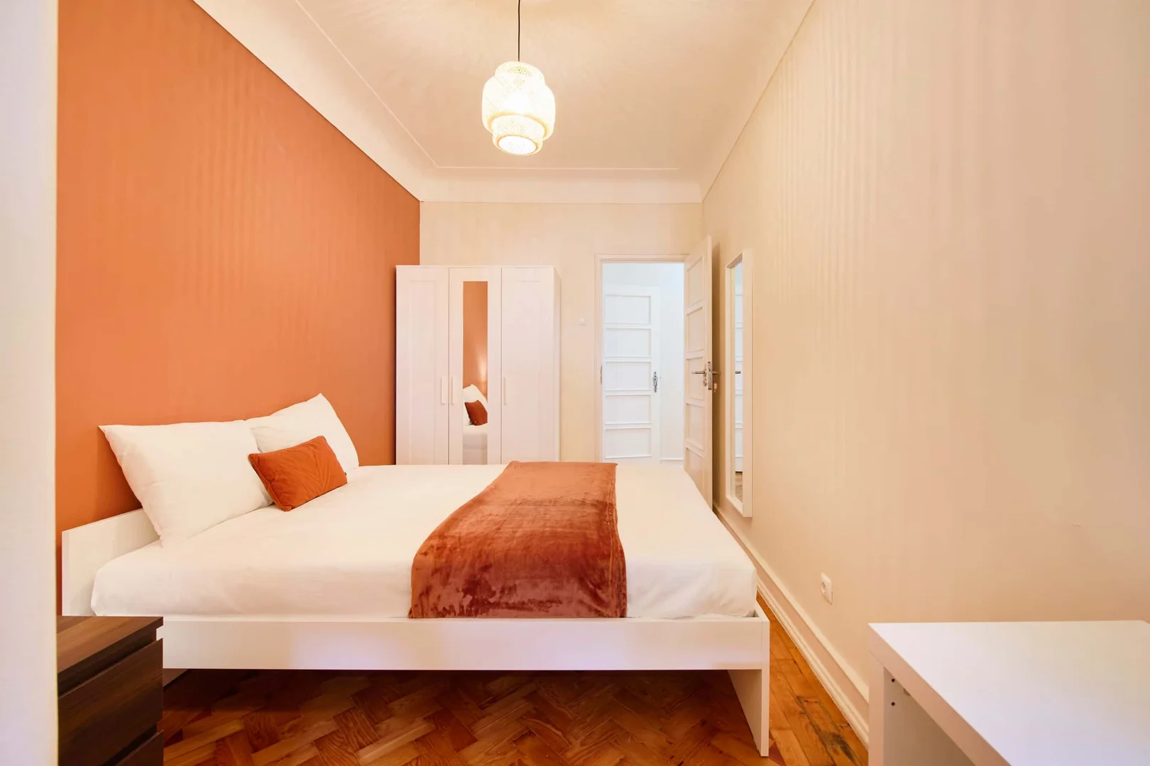 Chambre confortable pour étudiants disponible dans 
