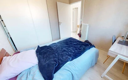 Quarto privado em 8 Pl. Roger Salengro, 21000 Dijon, France, imagem 2 de 15