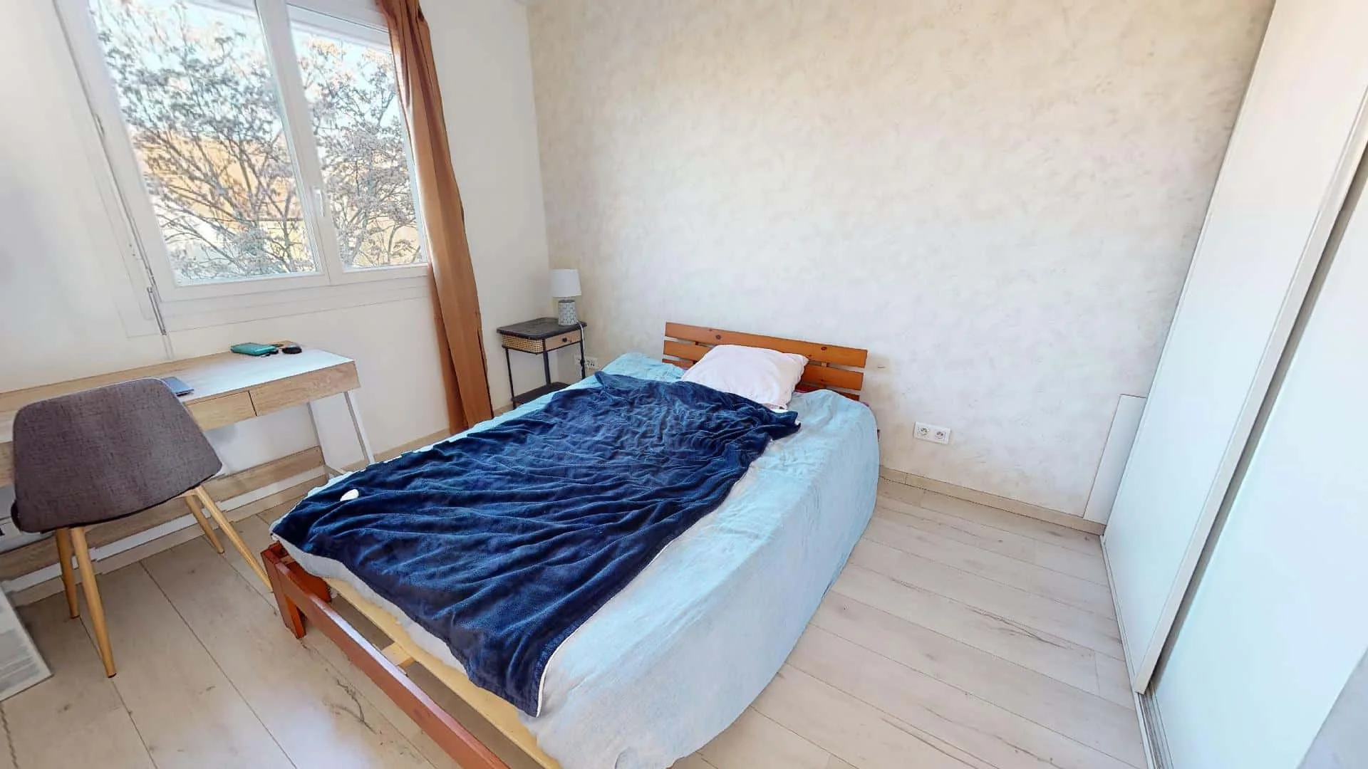 Quarto acessível para estudantes com iluminação ampla em