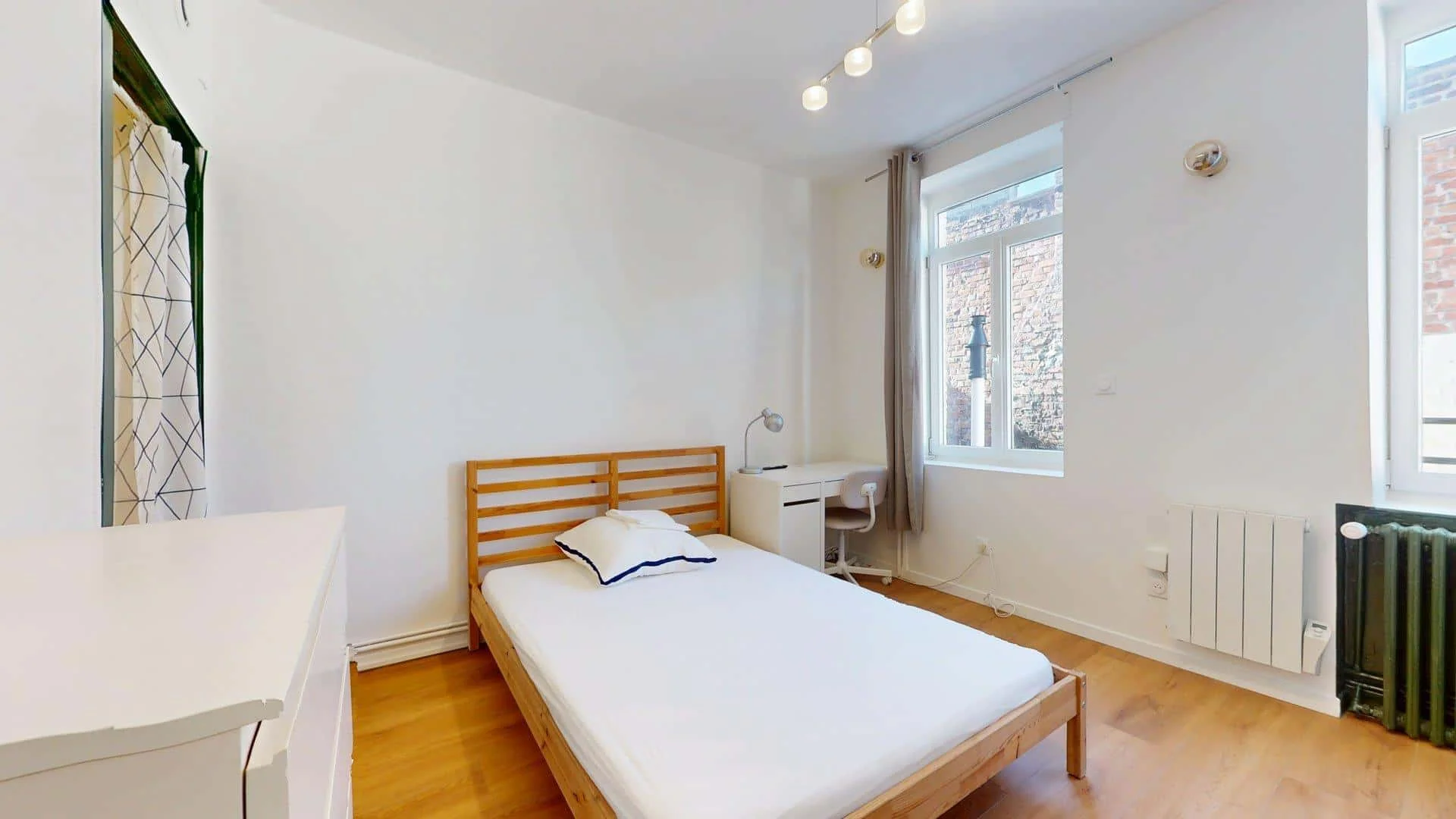 Quarto de estudante luminoso e arejado com acesso fácil à universidade em 