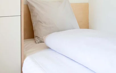 Habitación en alquiler con cama doble {area}