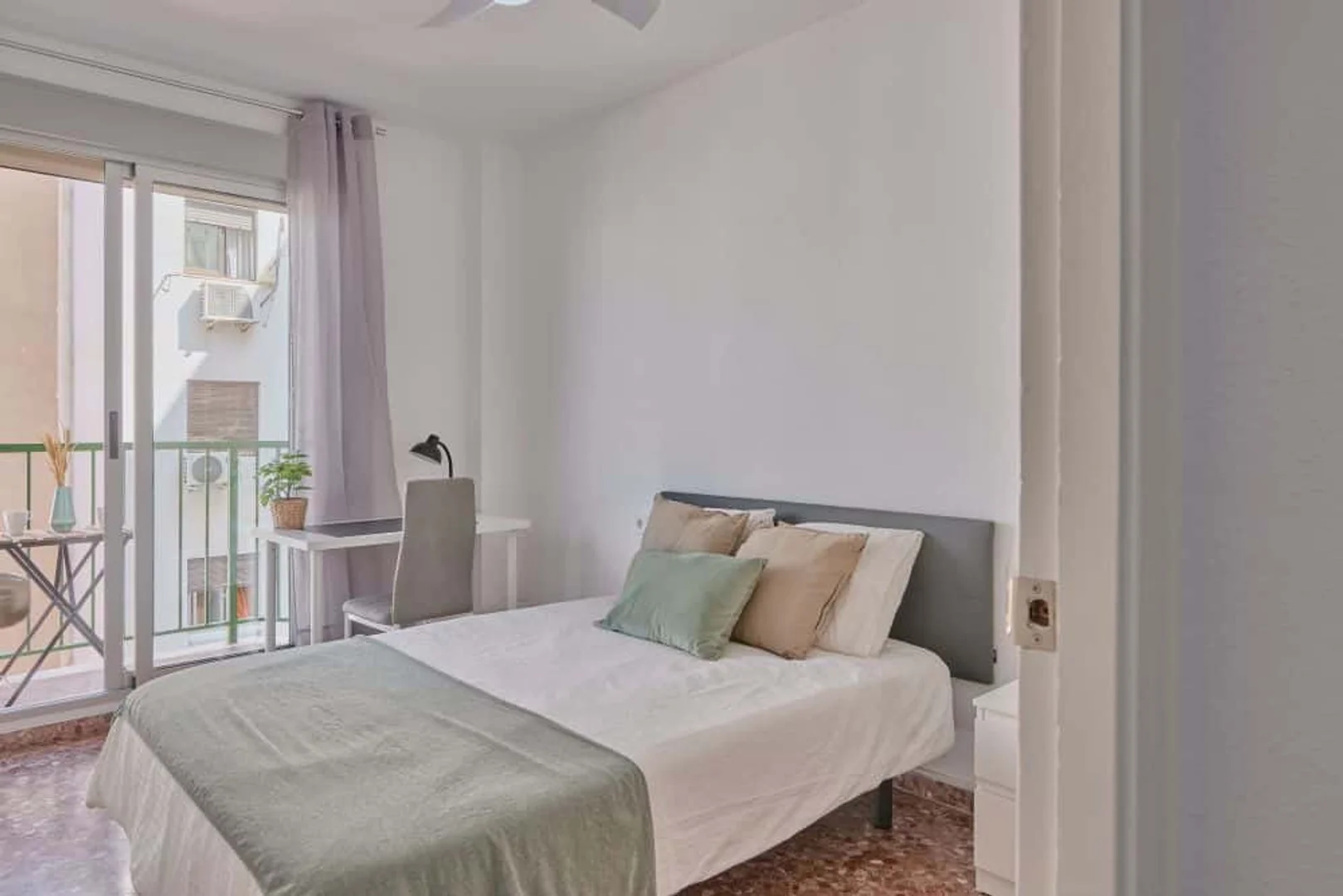 Habitación acogedora para estudiantes disponible en 