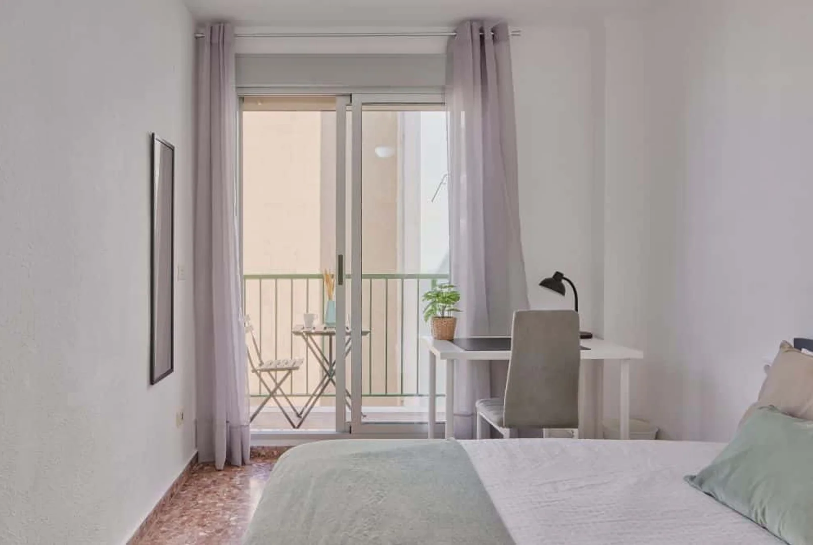 Habitación estudiantil funcional perfecta para estudiar en 
