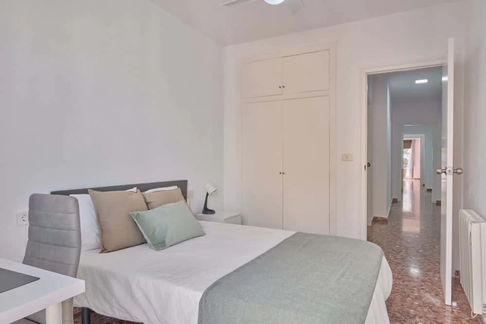 Habitación estudiantil económica cerca del campus en 