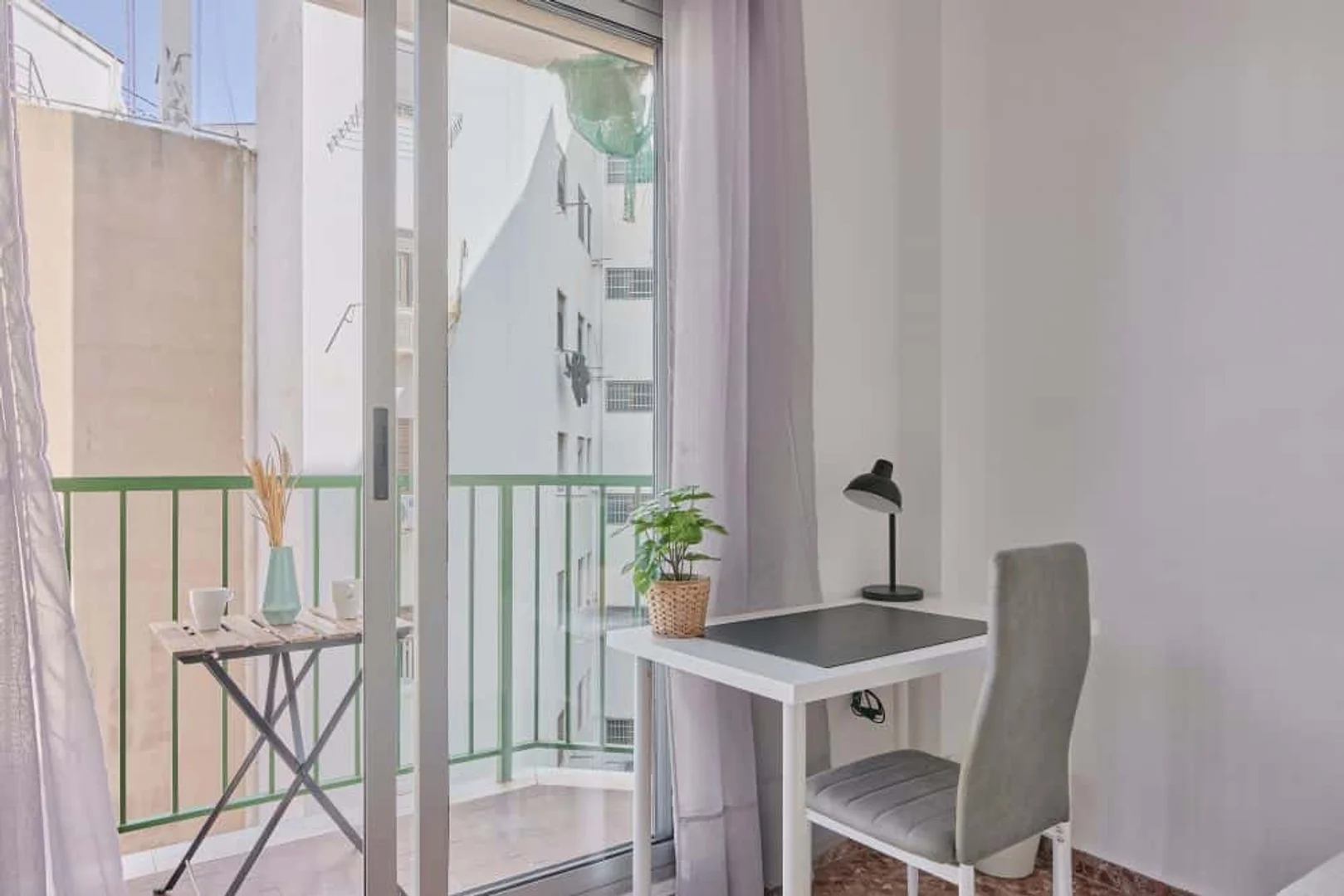 Habitación estudiantil funcional perfecta para estudiar en 