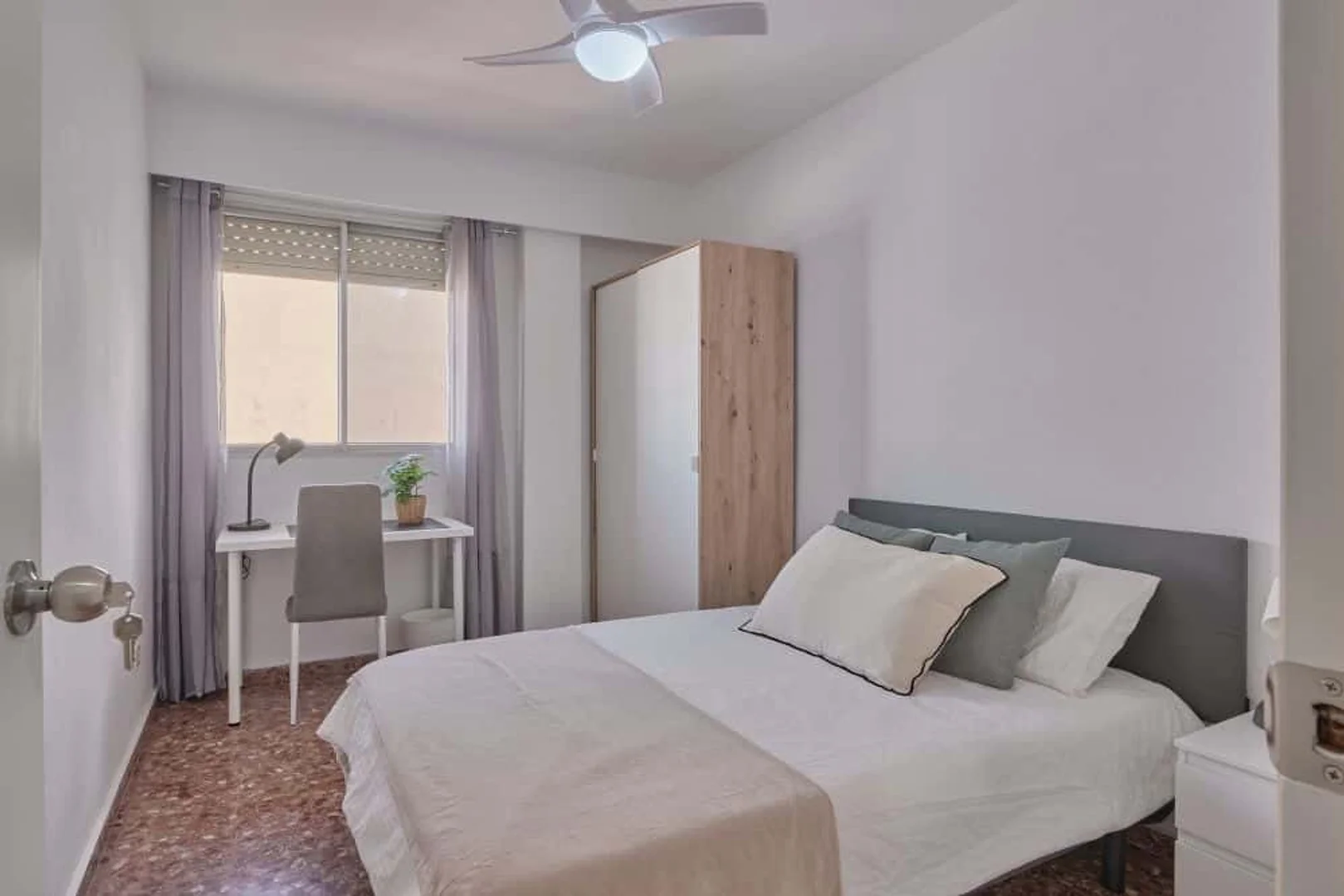 Habitación asequible para estudiantes con buena iluminación en 