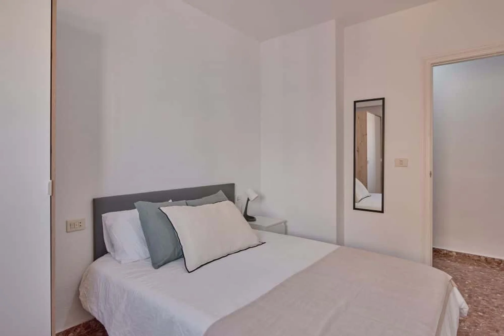 Habitación para estudiantes en  con área de estudio y facilidades compartidas