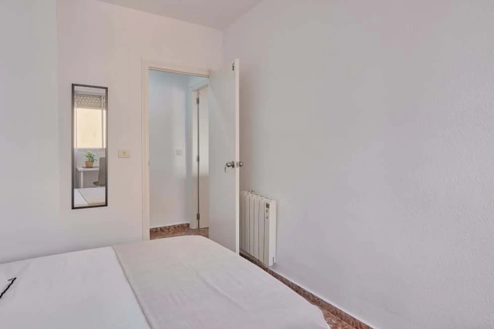 Habitación estudiantil económica con ubicación conveniente en 