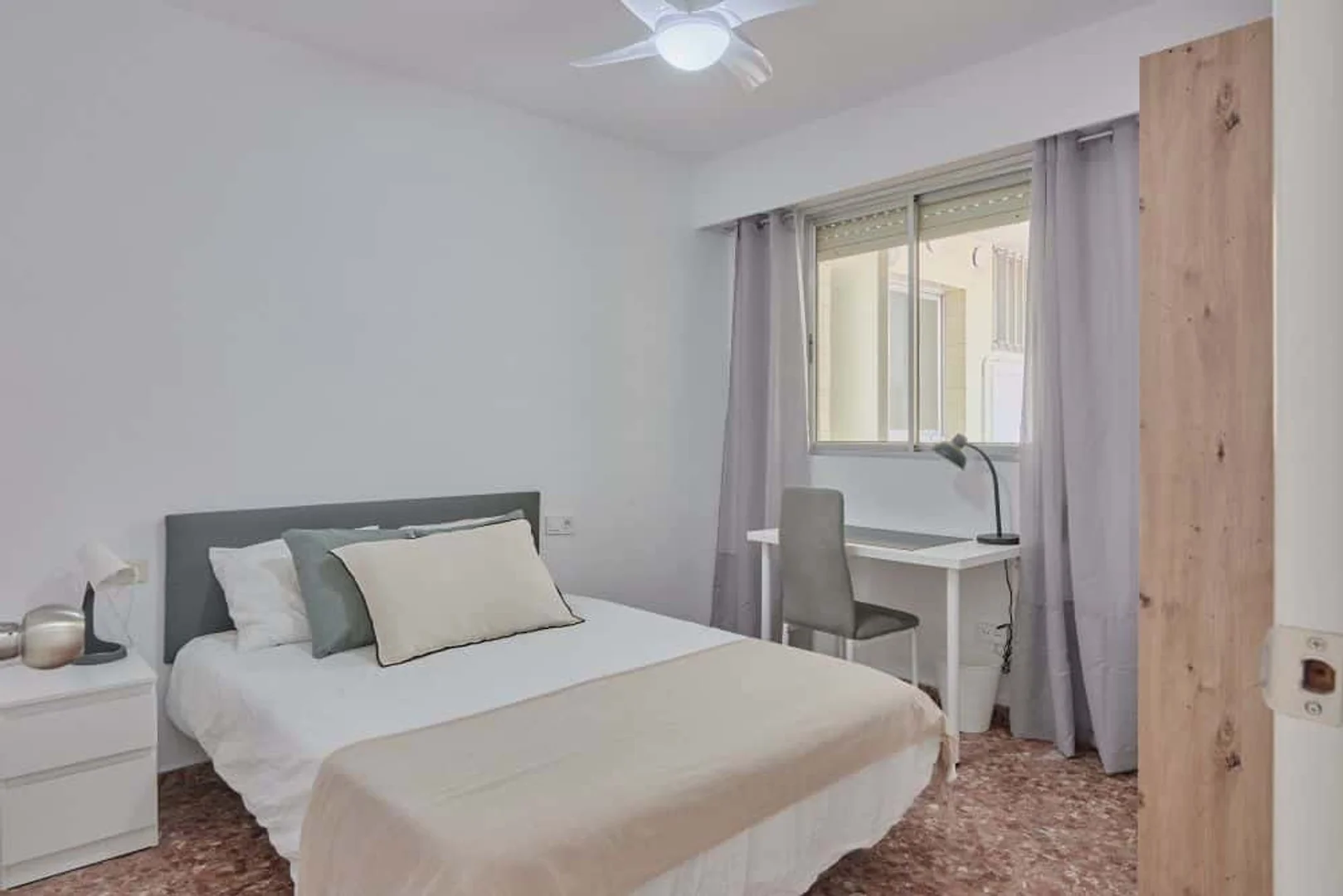 Habitación acogedora para estudiantes disponible en