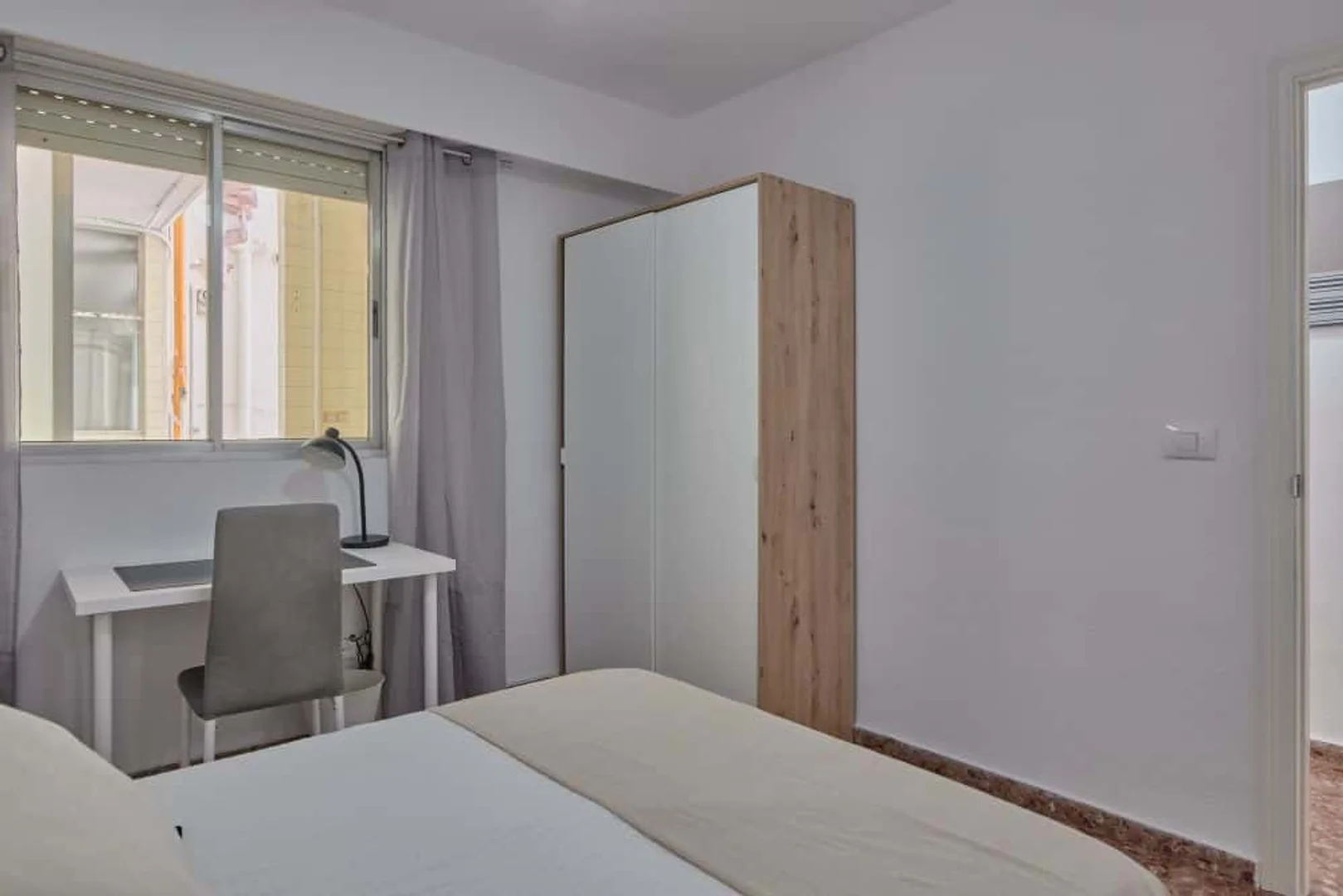 Habitación estudiantil económica con ubicación conveniente en