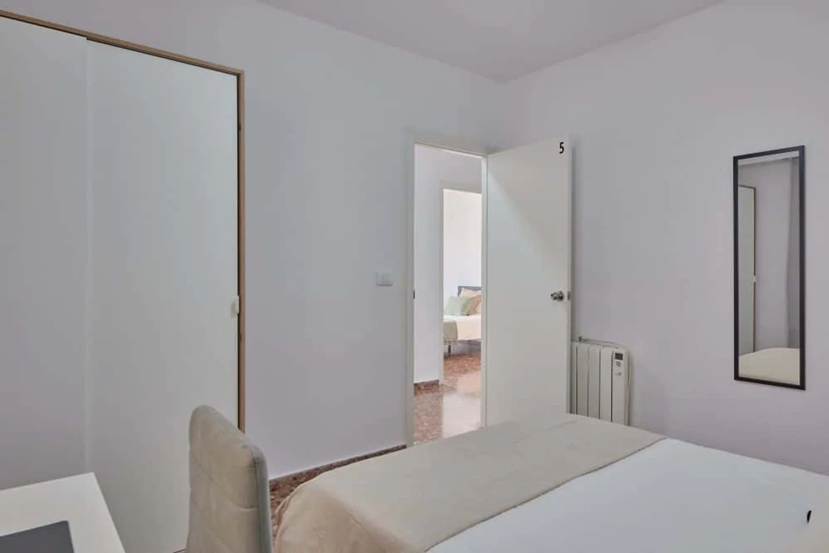 Habitación estudiantil económica cerca del campus en
