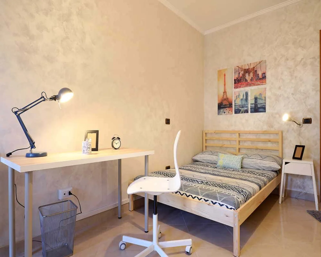Confortevole e spaziosa stanza per studenti in