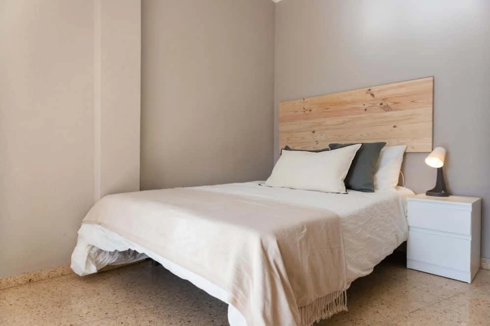 'de öğrenci dairesinde, tamamen mobilyalı kiralık oda