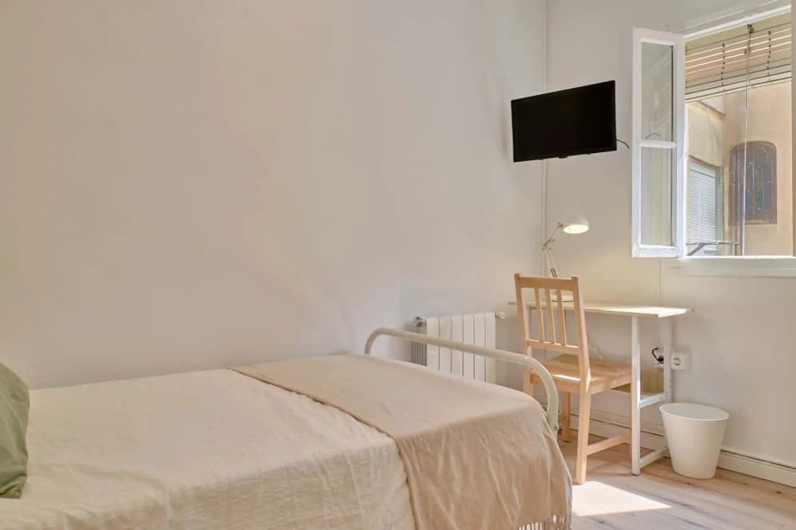 'de modern olanaklara sahip öğrenci dostu oda