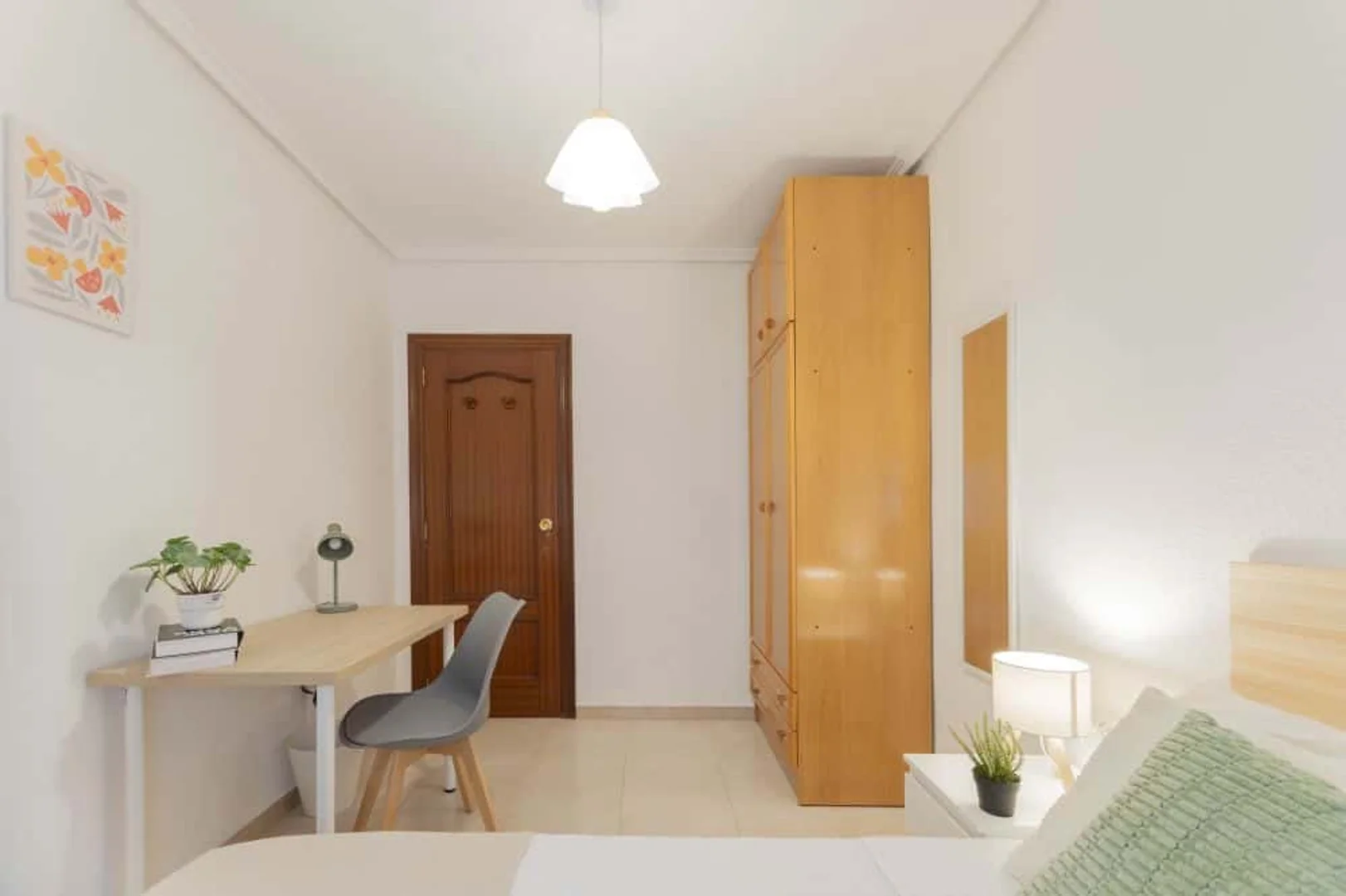 'de öğrenci dairesinde, tamamen mobilyalı kiralık oda