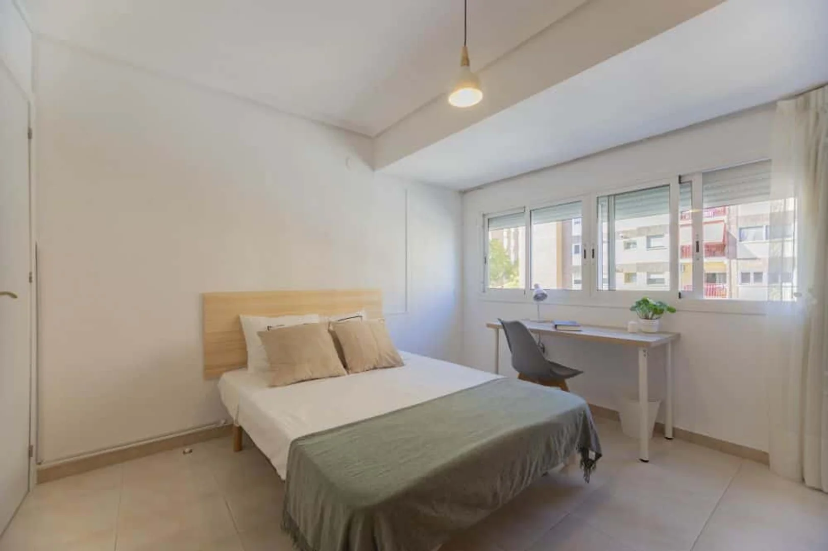 'de öğrenci dairesinde, tamamen mobilyalı kiralık oda