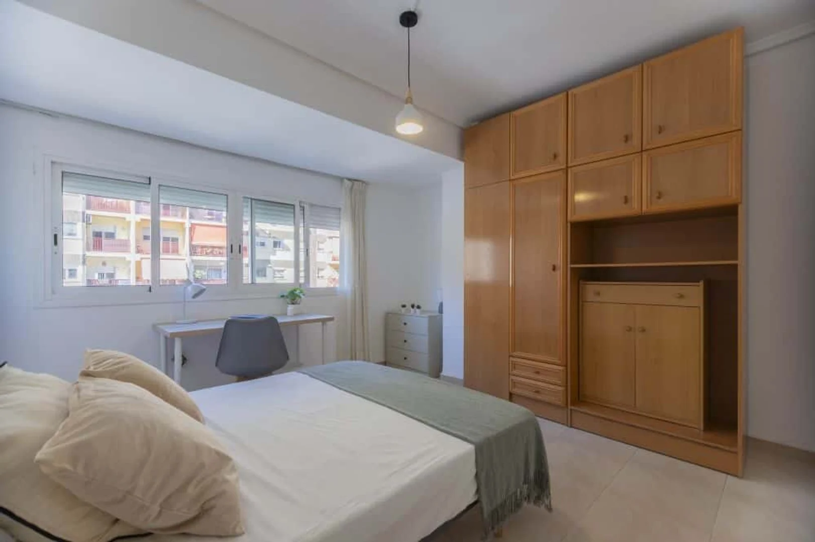 'de modern olanaklara sahip öğrenci dostu oda