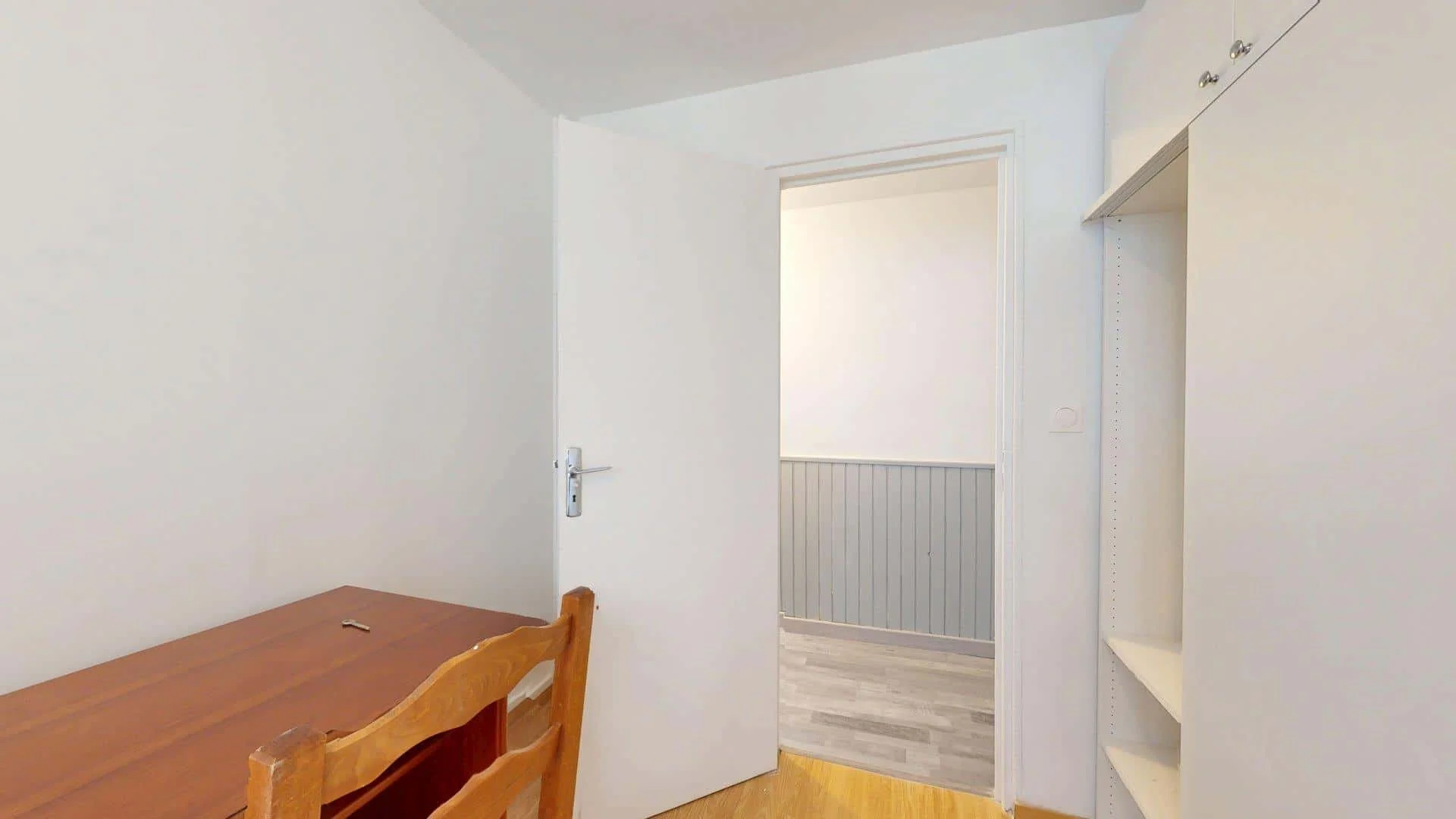Chambre abordable pour les étudiants avec un bon éclairage dans 