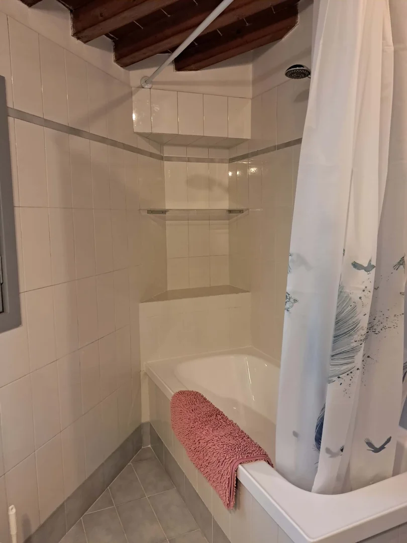 Funkcjonalny pokój studencki idealny do nauki w 