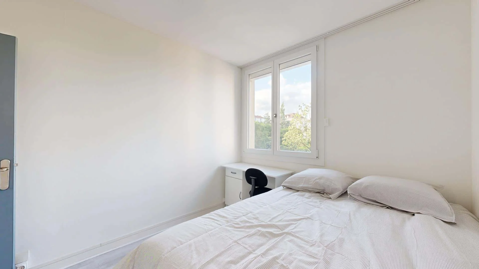 Cozy room for students available in