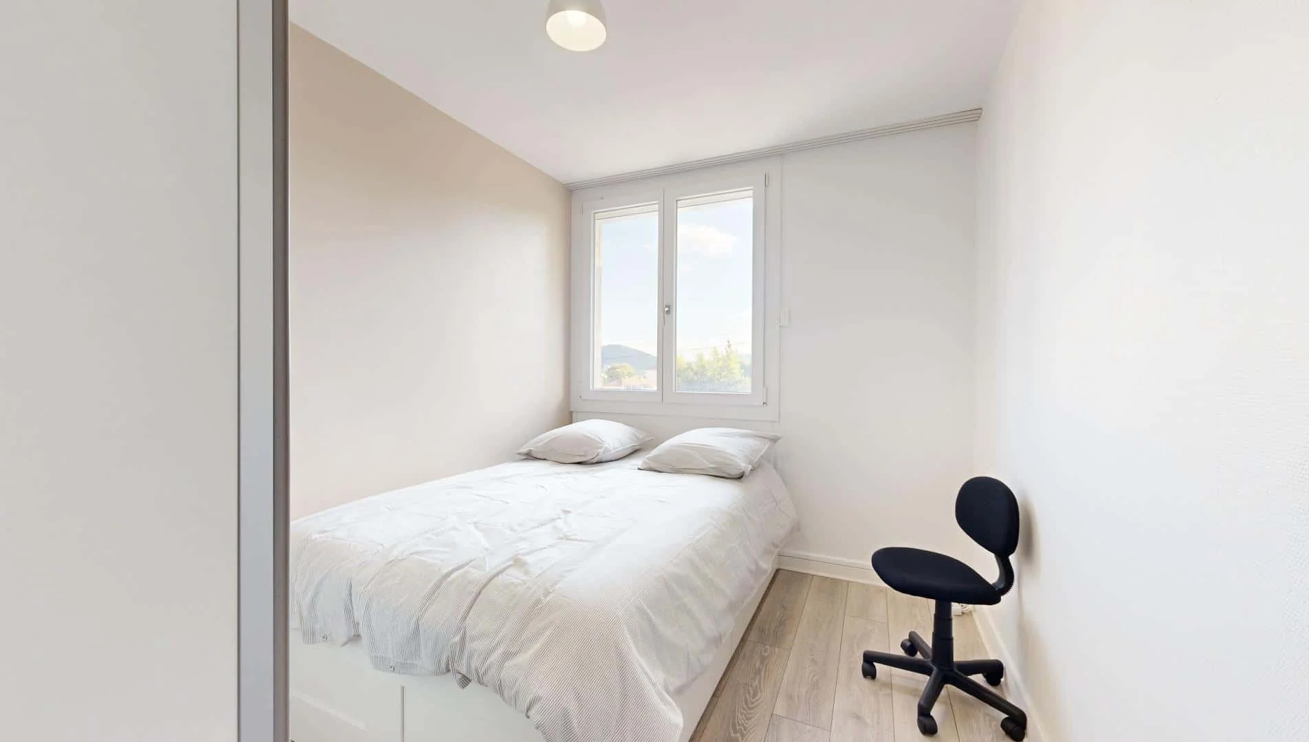 Comfortable and spacious student room in