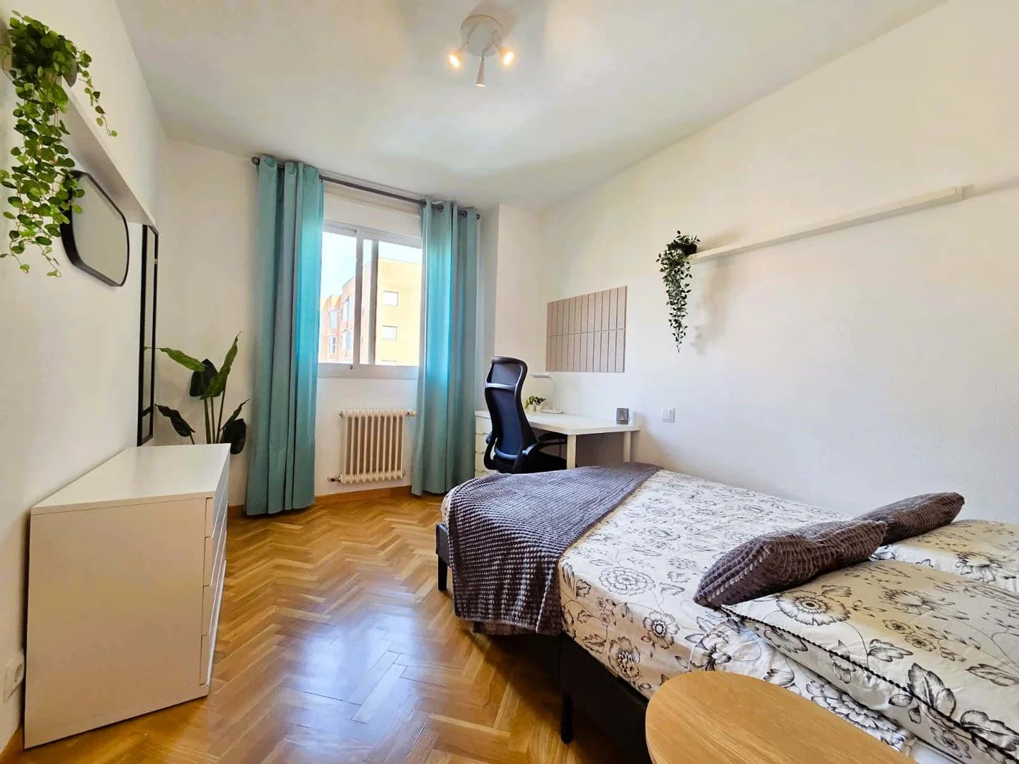 Bright and airy student room with easy university access in