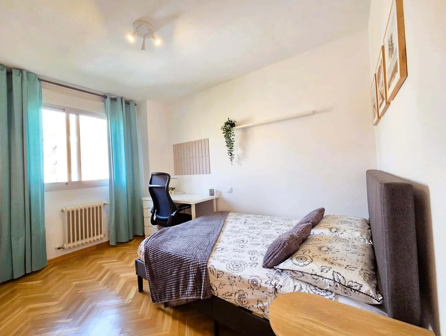 Functional student room perfect for studying in