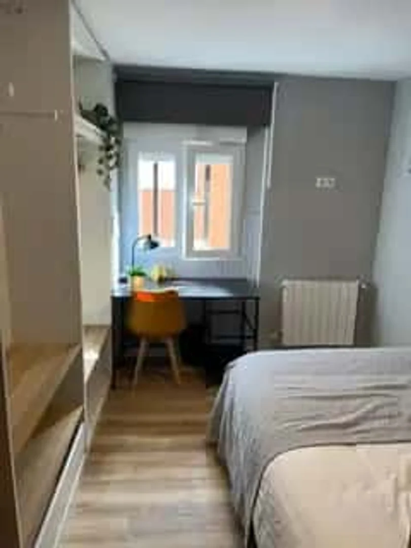 Chambre d'étudiant lumineuse et aérée avec accès facile à l'université dans 