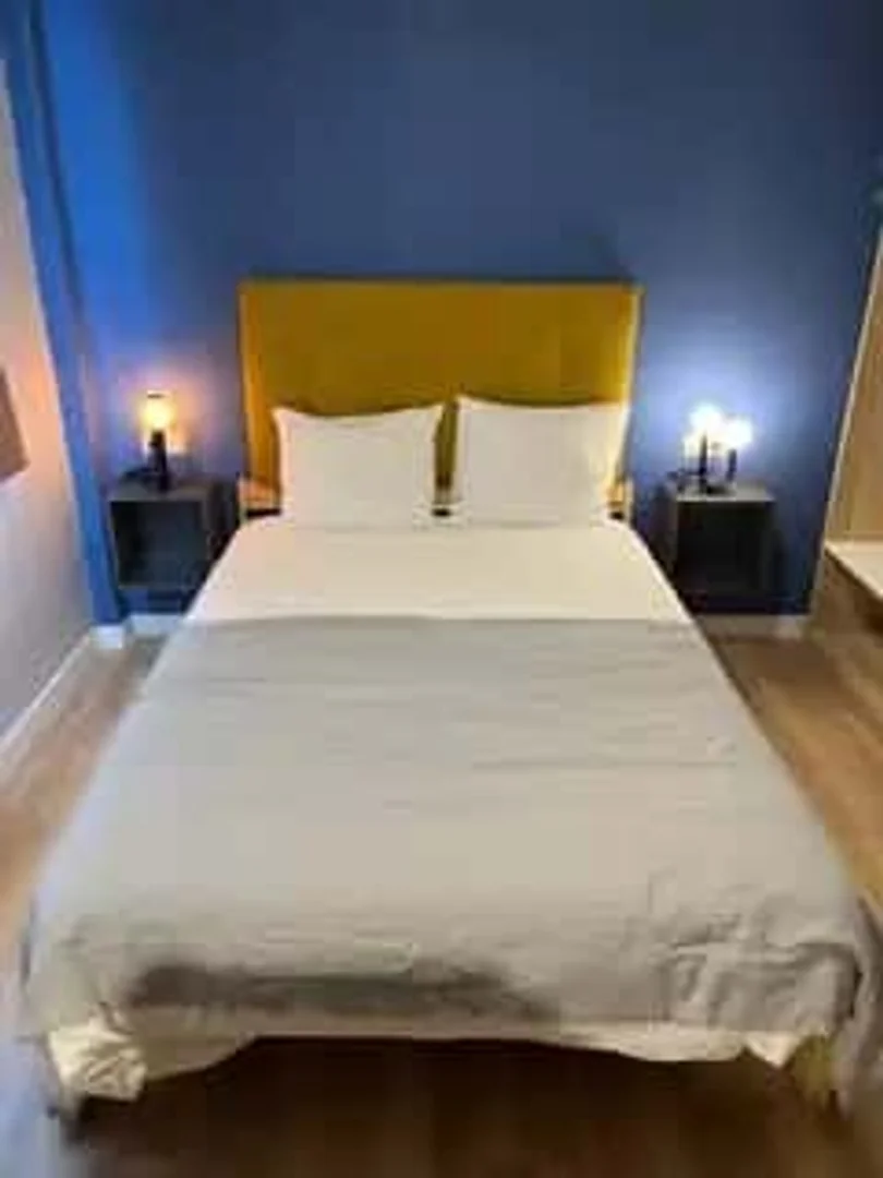 Chambre d'étudiant à  avec espace d'étude et installations communes
