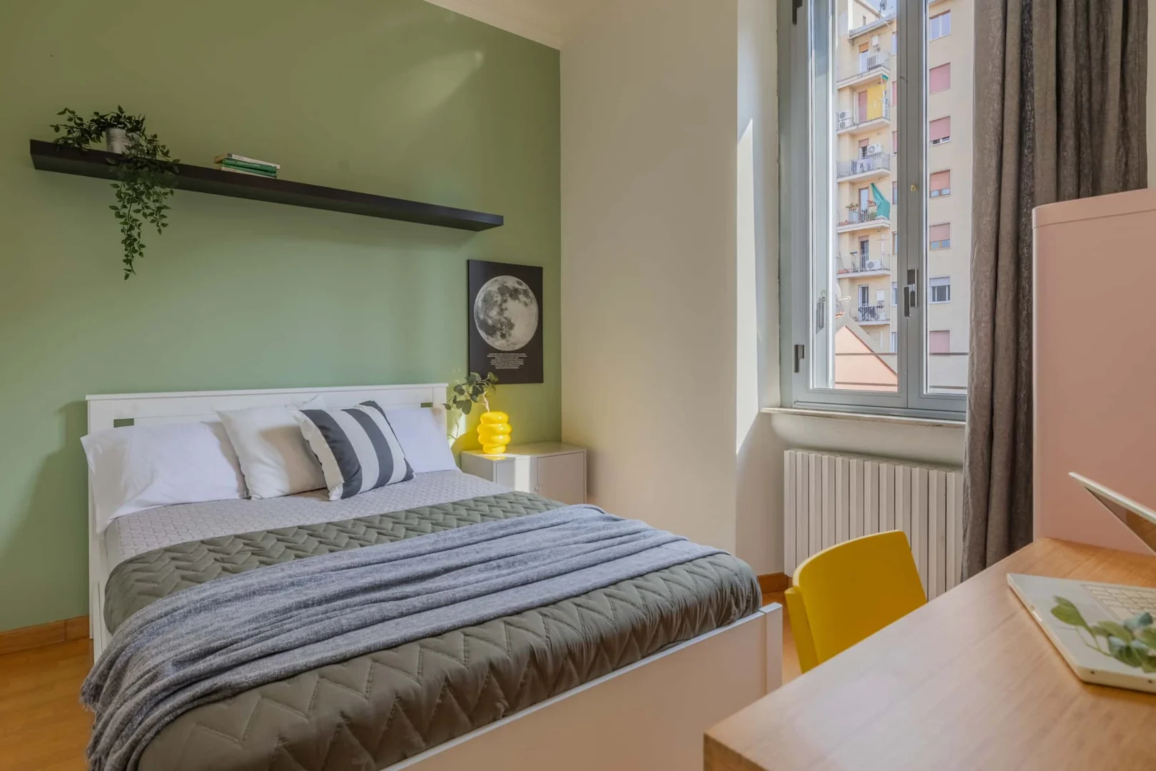 Studentenzimmer in  mit Arbeitsbereich und Gemeinschaftseinrichtungen