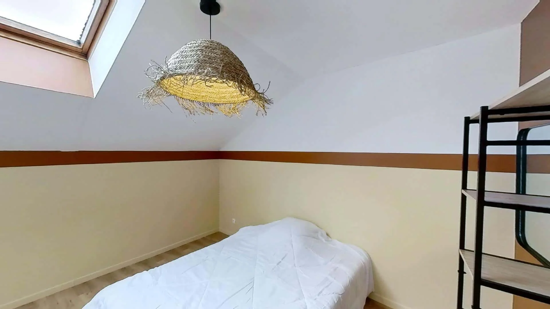 Quarto de estudante em  com área de estudo e instalações partilhadas