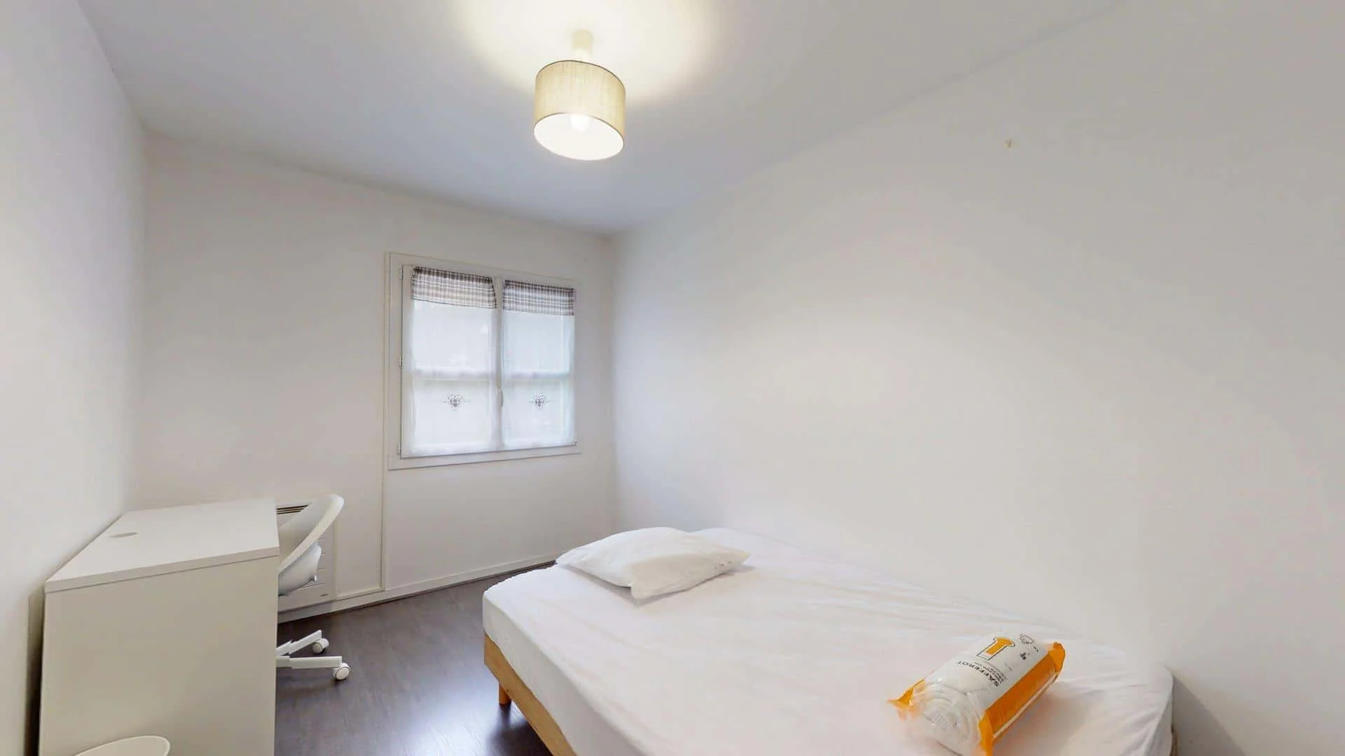 Chambre confortable pour étudiants disponible dans 