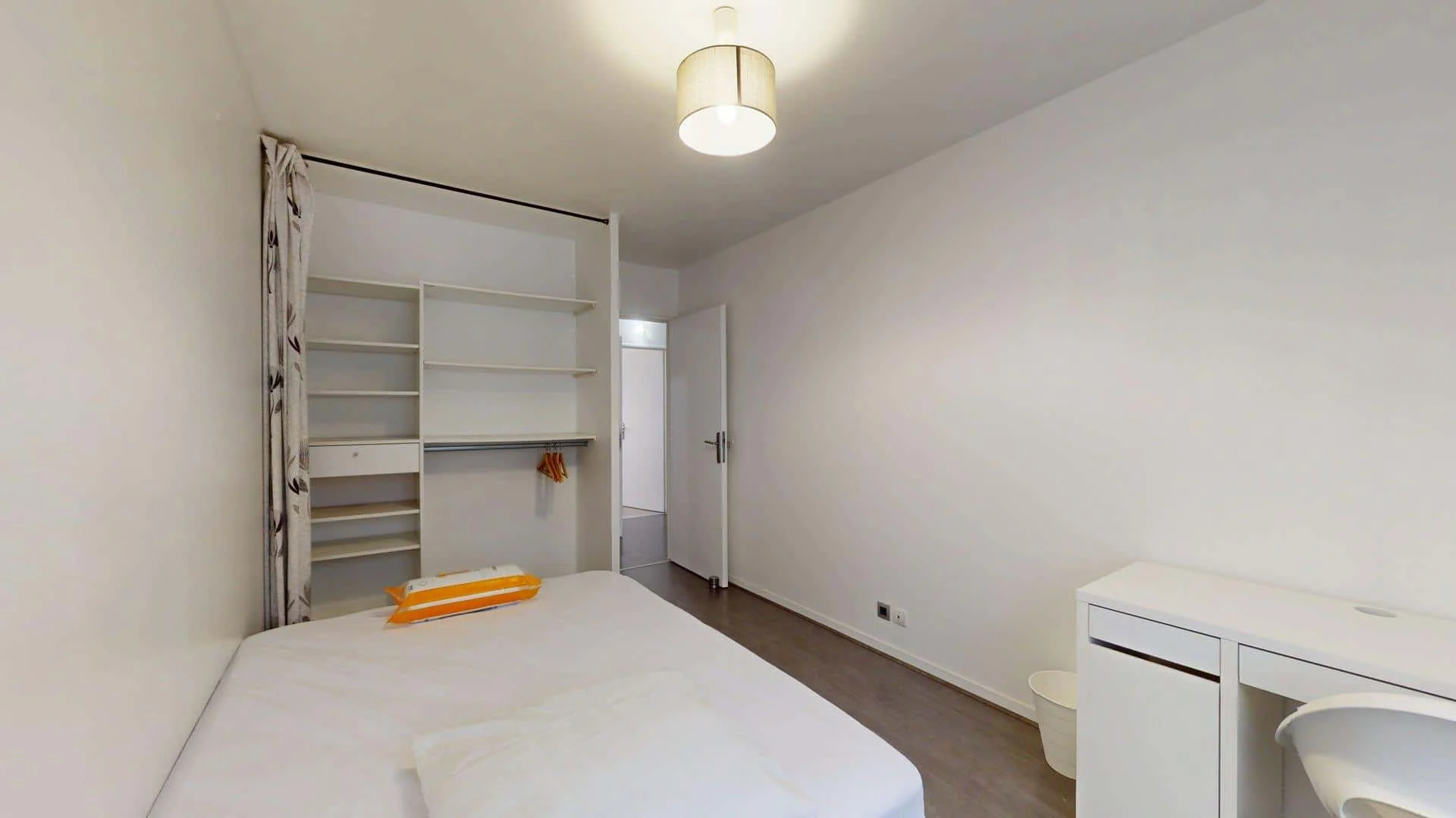 Chambre conviviale pour les étudiants dans  avec des équipements modernes
