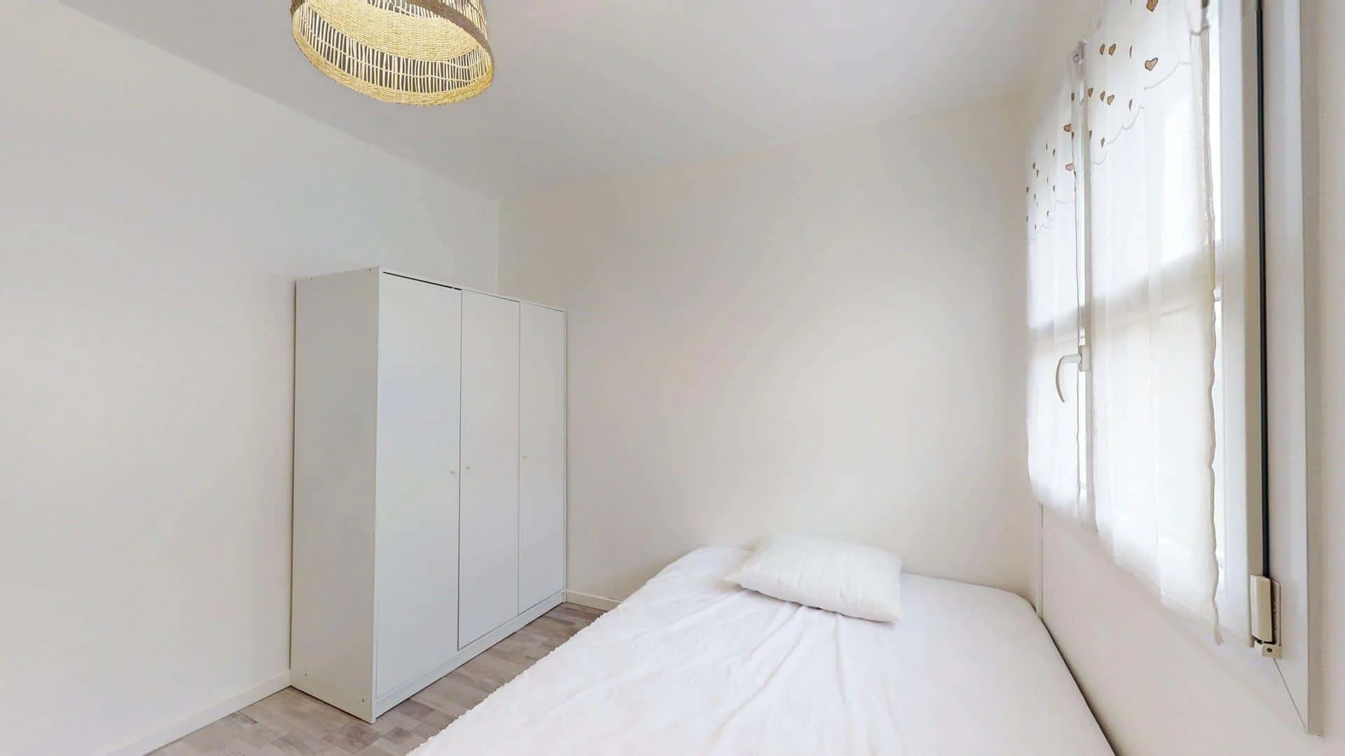 Chambre d'étudiant à avec espace d'étude et installations communes