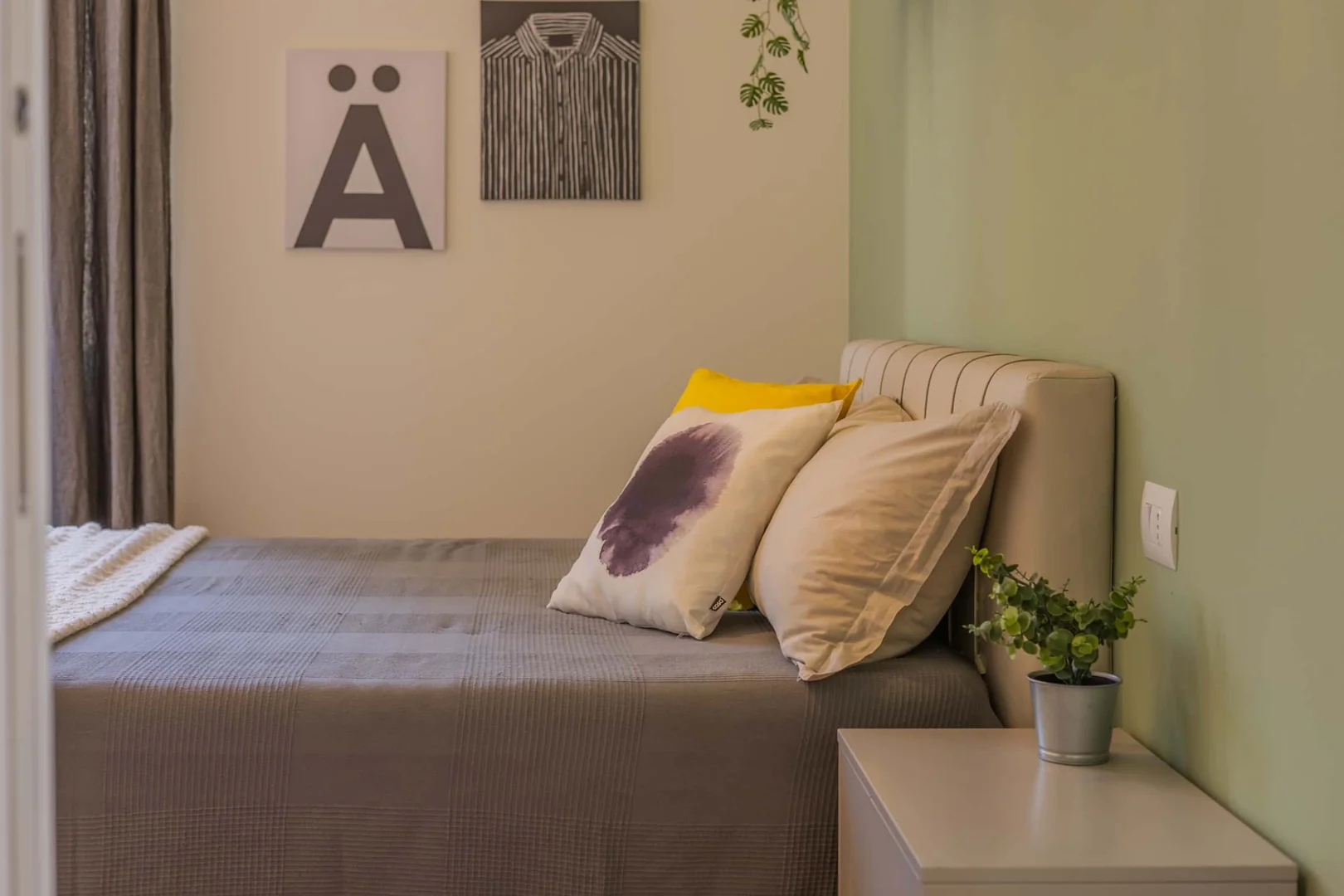 Studentenzimmer in mit Arbeitsbereich und Gemeinschaftseinrichtungen