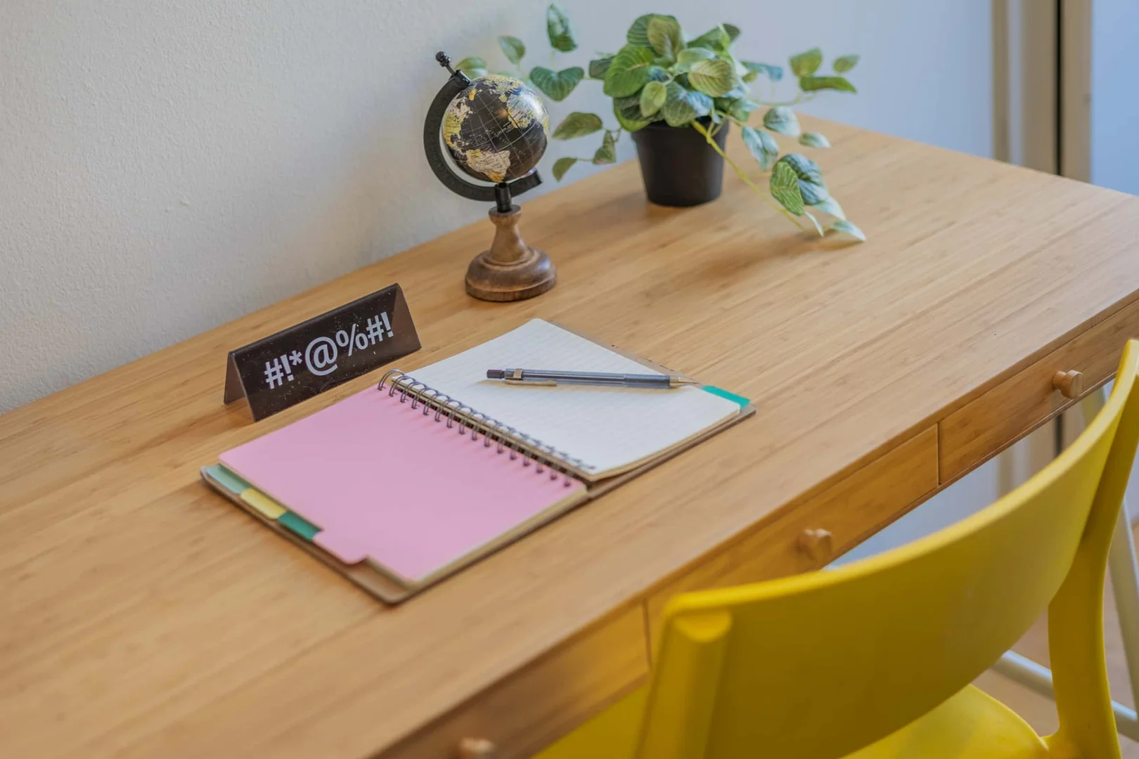 Studentenzimmer in mit Arbeitsbereich und Gemeinschaftseinrichtungen