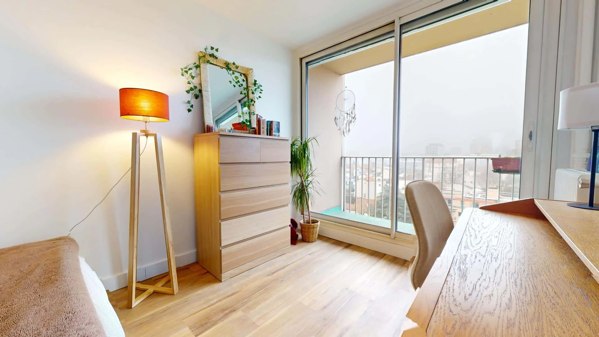 Bright and airy student room with easy university access in 
